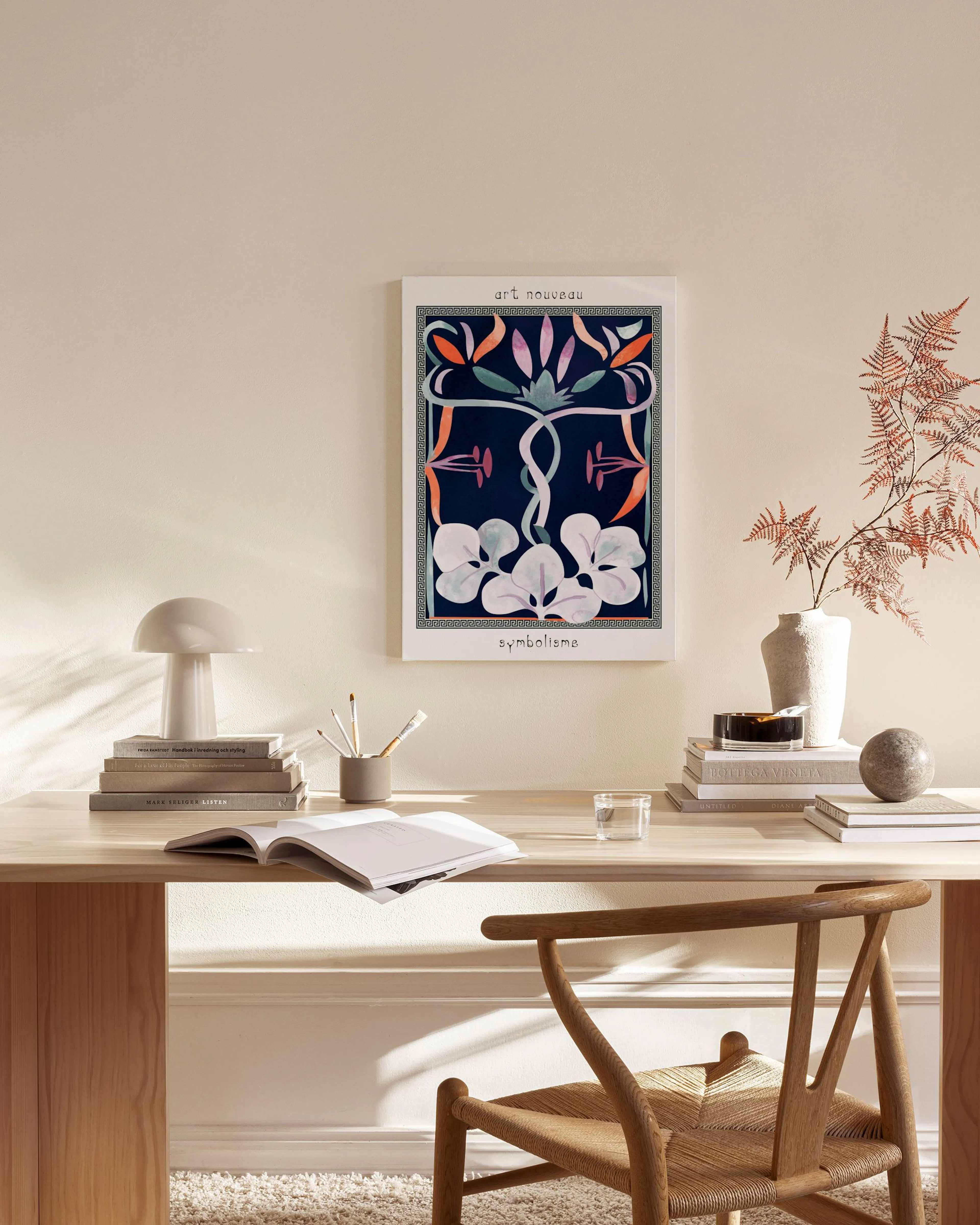 Toile murale style Art nouveau avec fleurs blanches et motifs végétaux oranges sur fond bleu foncé, affichée dans un salon moder