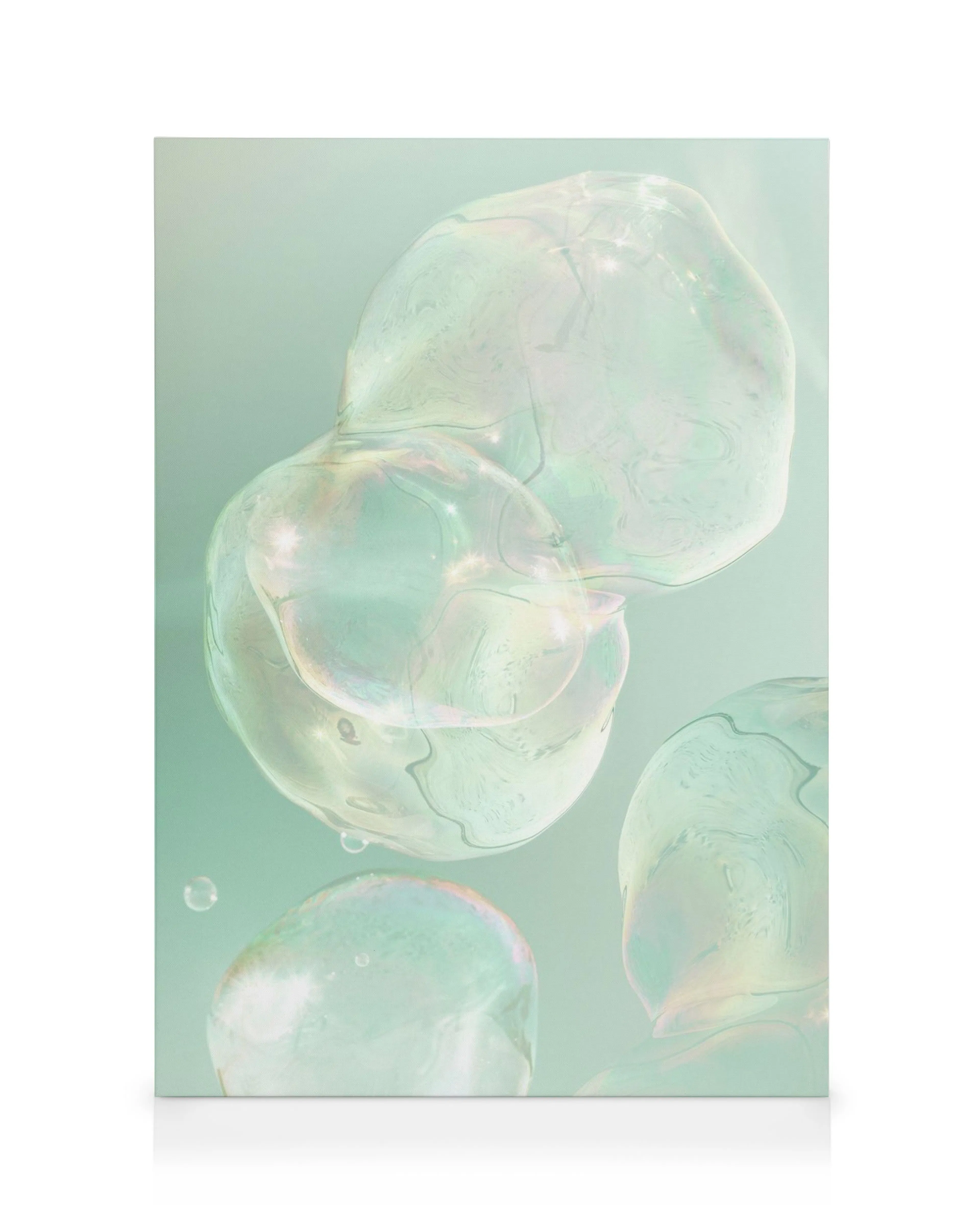 Holografiske bobler på lerret, gjennomsiktige bobler i rosa, blått og gult, lys grønn bakgrunn, leken stemning.