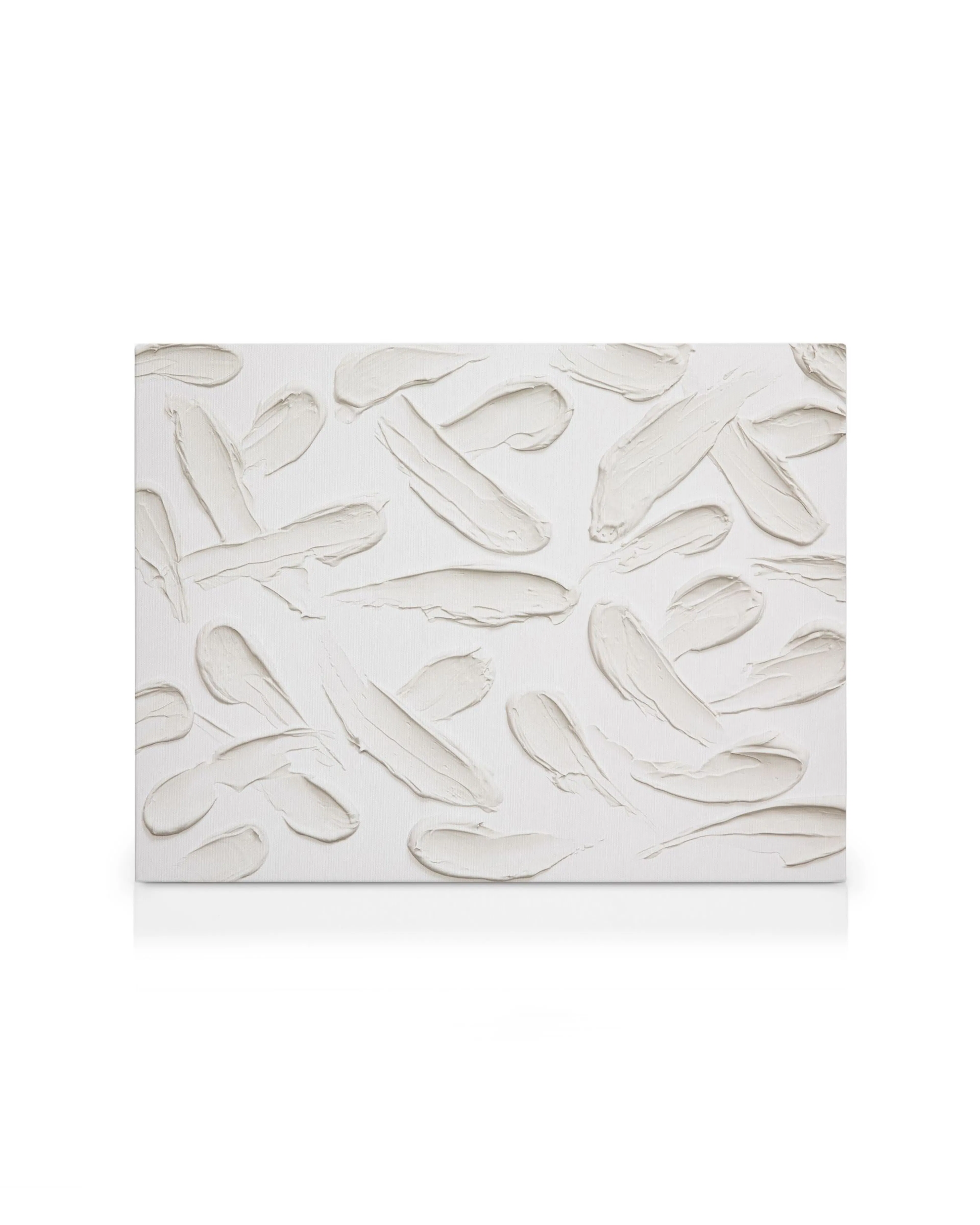 Lienzo blanco texturizado con pinceladas elevadas, arte contemporáneo