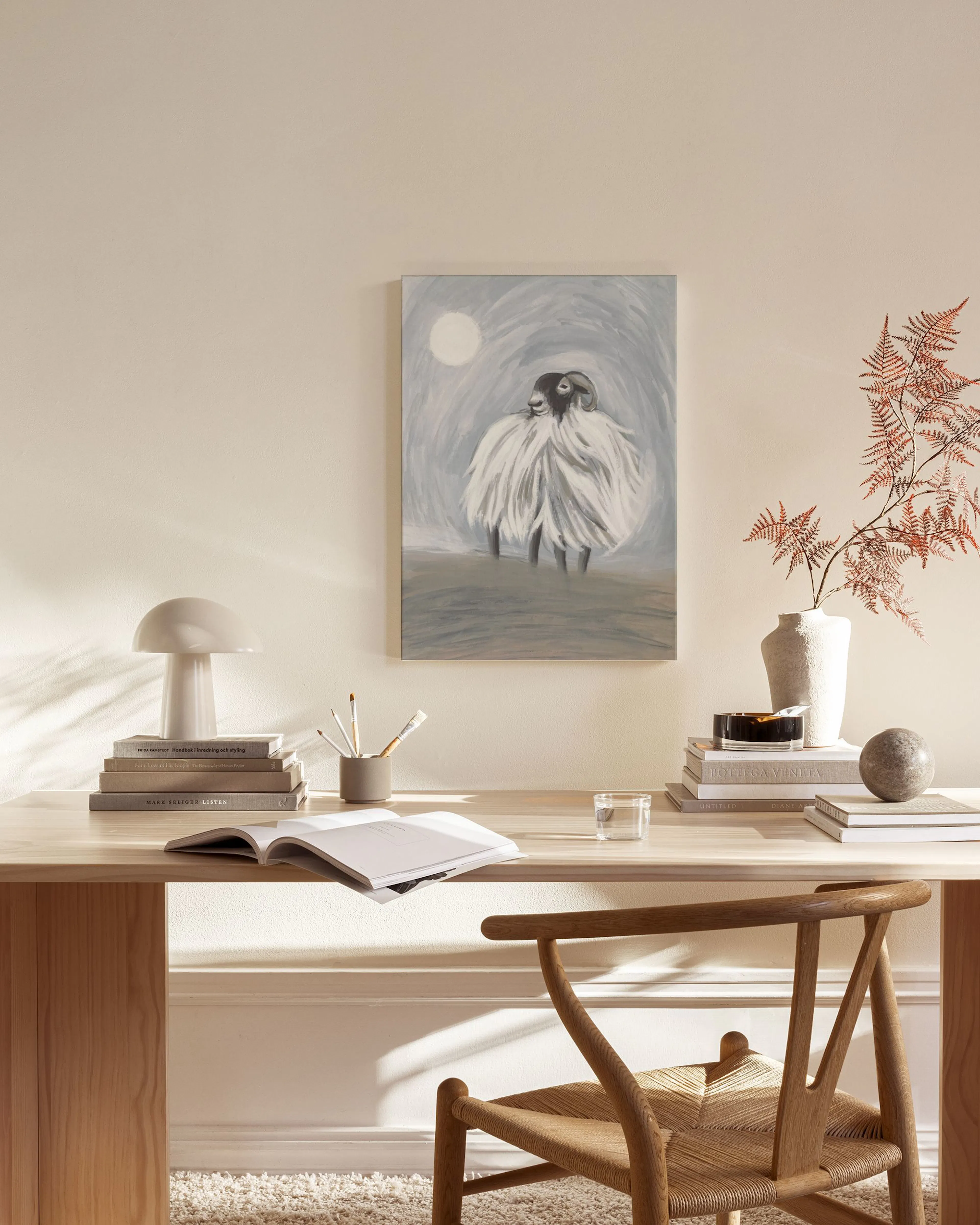 Toile dun mouton blanc à tête noire sous la lune, dans un salon lumineux avec fauteuil en bois clair.