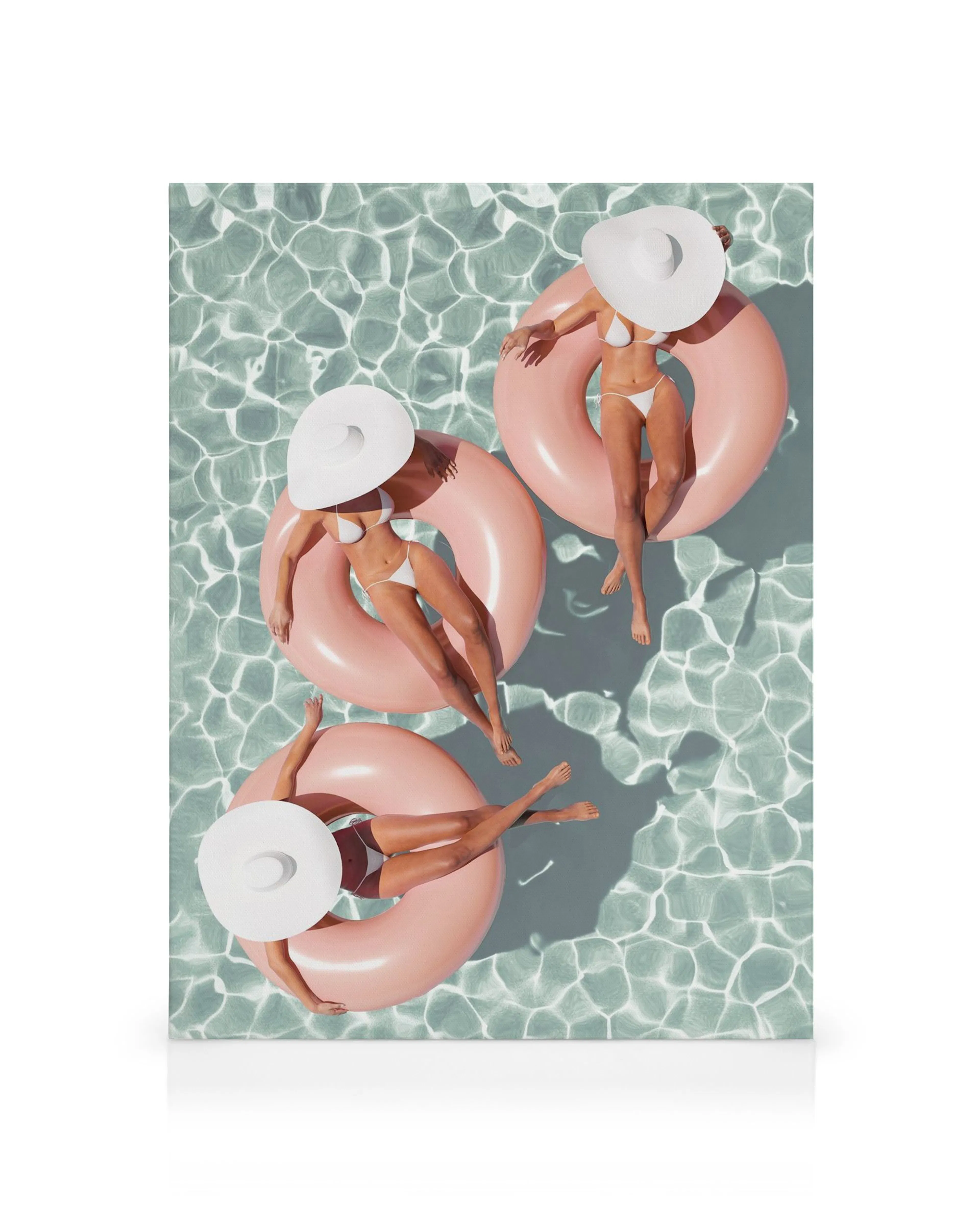 Leinwandbild: Drei Frauen in weißen Bikinis und Hüten entspannen auf rosa Schwimmringen im Pool. Sommer-Pool-Szene.