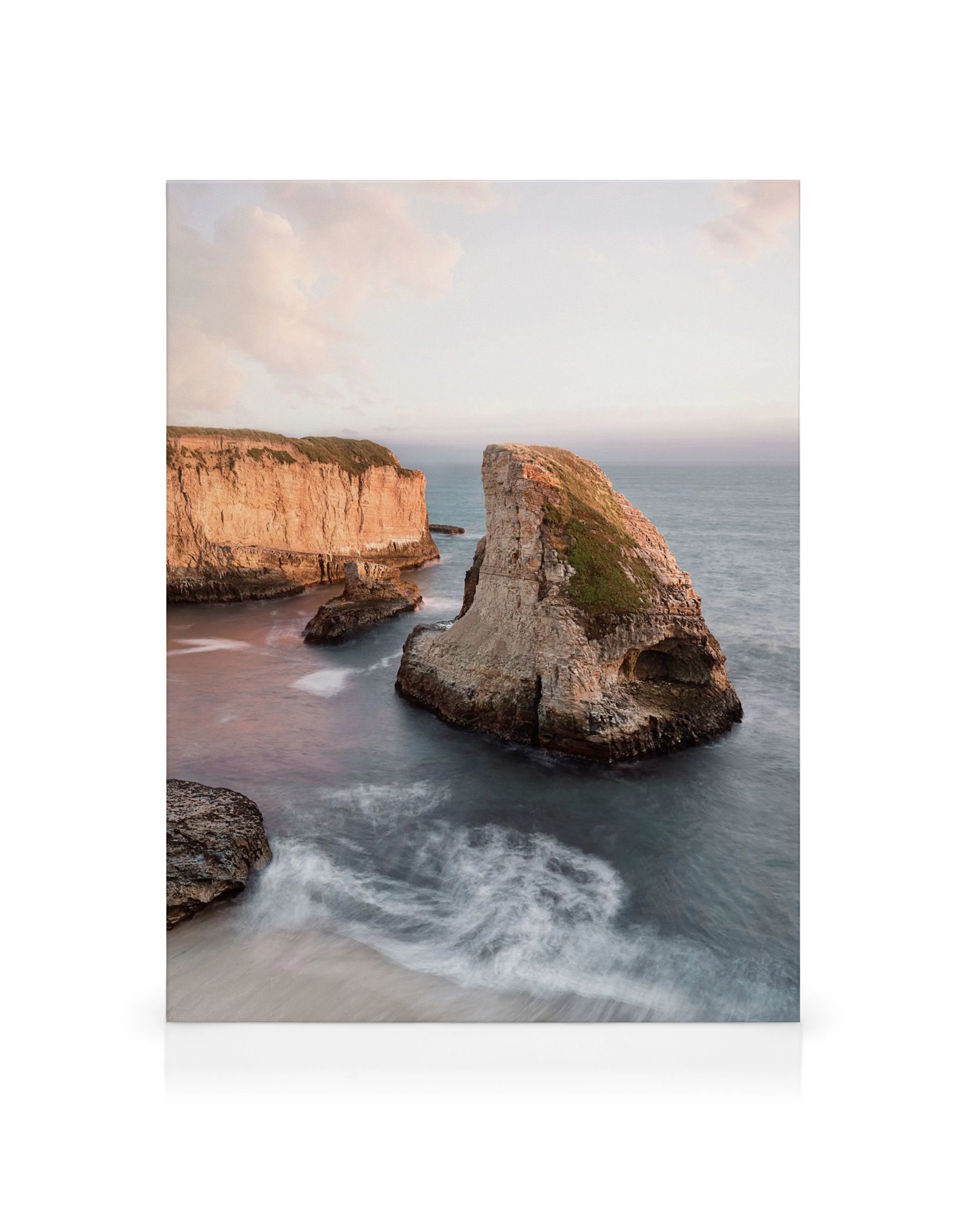 Zeelandschap fotografie van Shark Fin Cove met een rotsformatie en kolkende golven in blauw, bruin en wit.