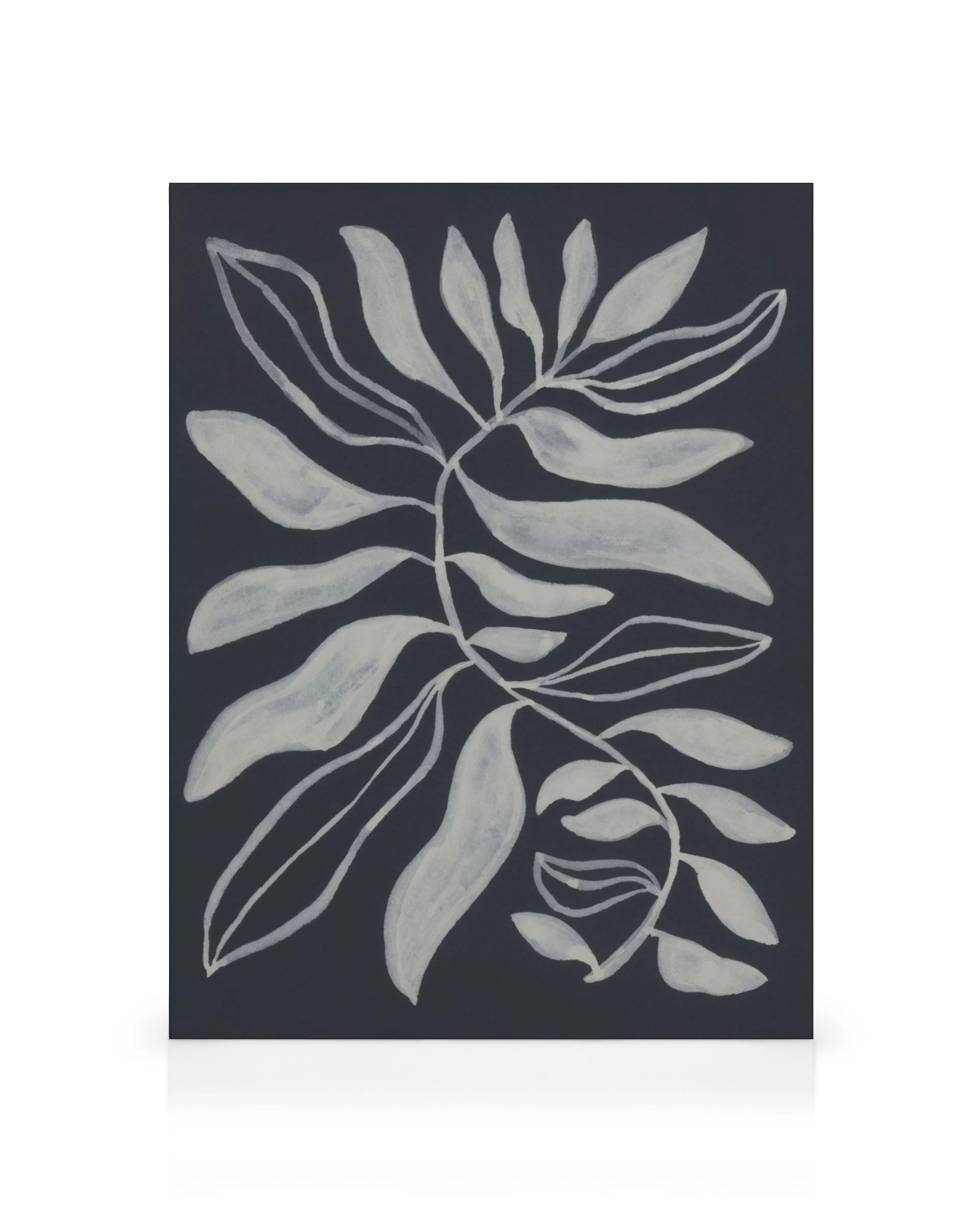 Wit en grijs bladmotief op zwart canvas met zichtbare nerven en een centrale stengel, perfect voor botanische kunstliefhebbers.