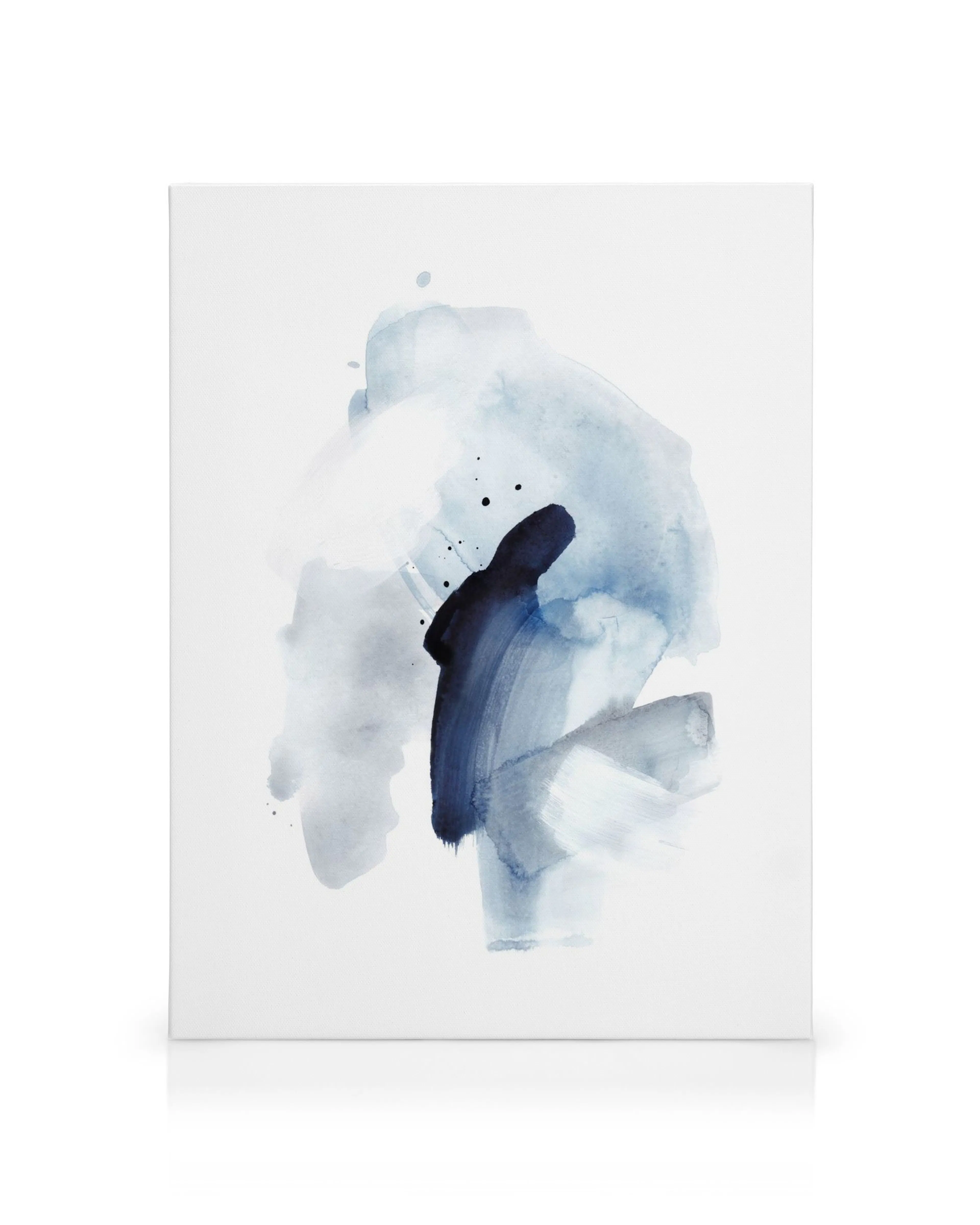 Abstract canvas met blauwe en zwarte aquarelstreken op een witte achtergrond, moderne muurdecoratie.