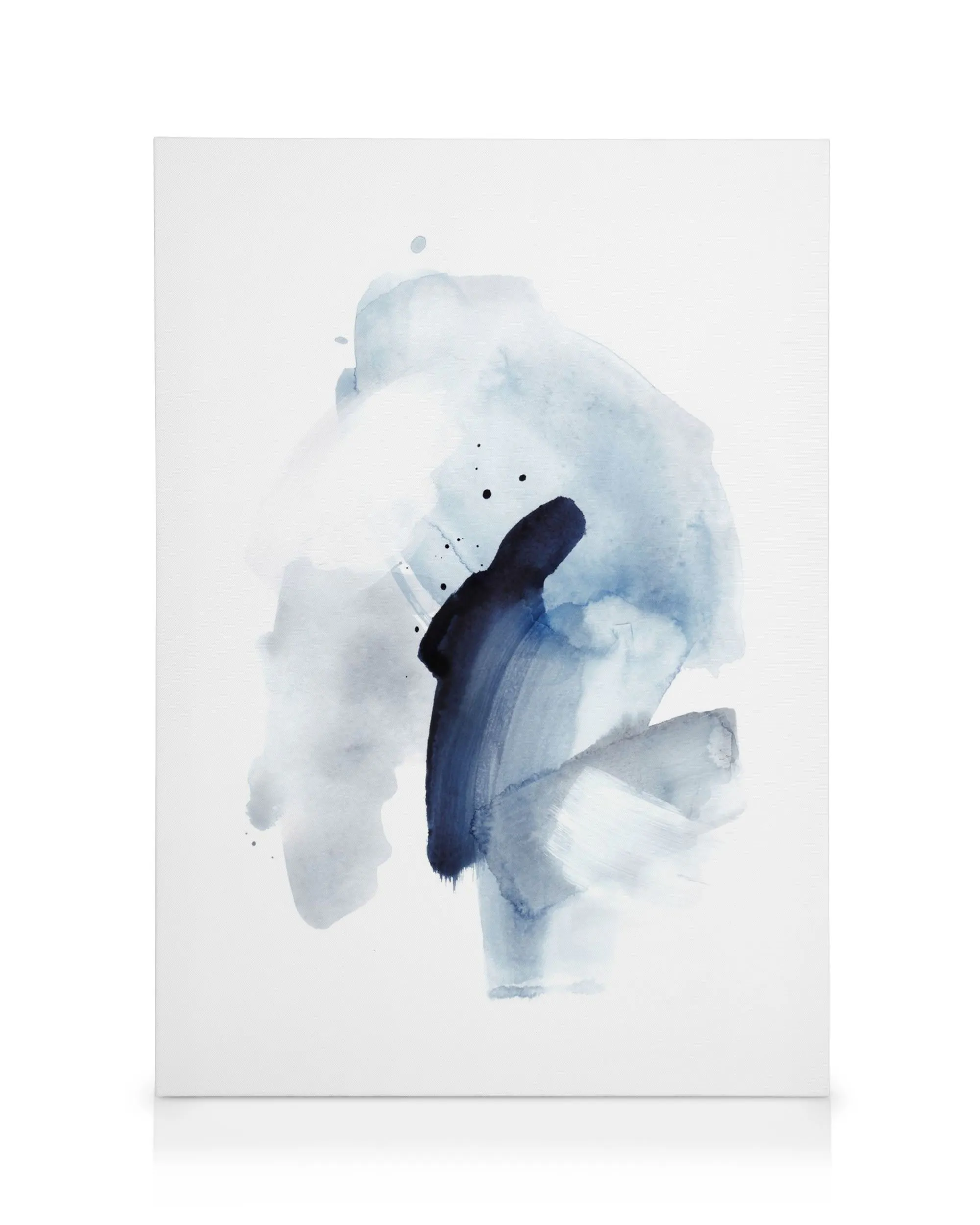 Stampa su tela astratta con pennellate ad acquerello blu e nere su sfondo bianco, schizzi di colore