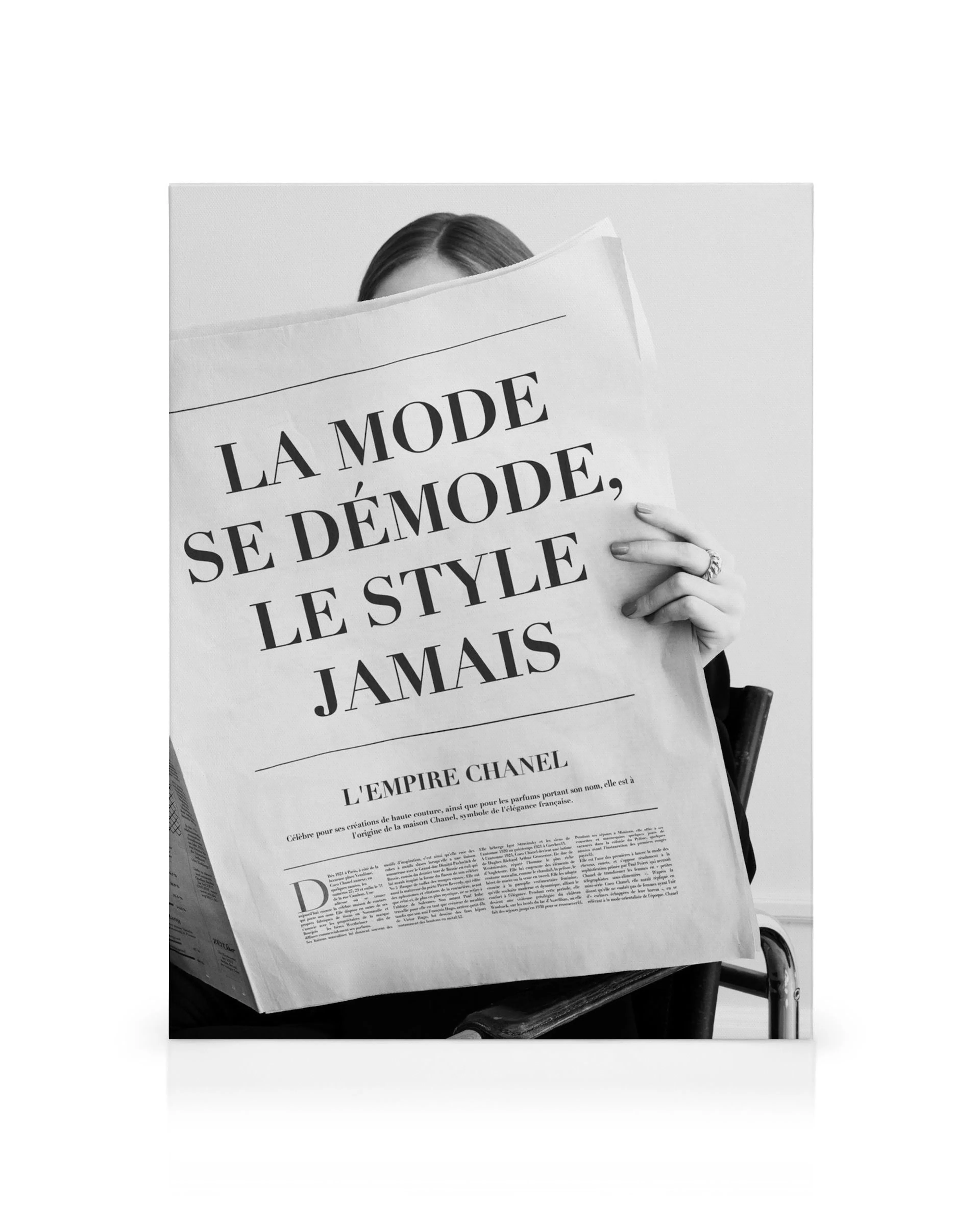 Lienzo blanco y negro de persona leyendo periódico grande con titular francés, arte de pared intrigante.