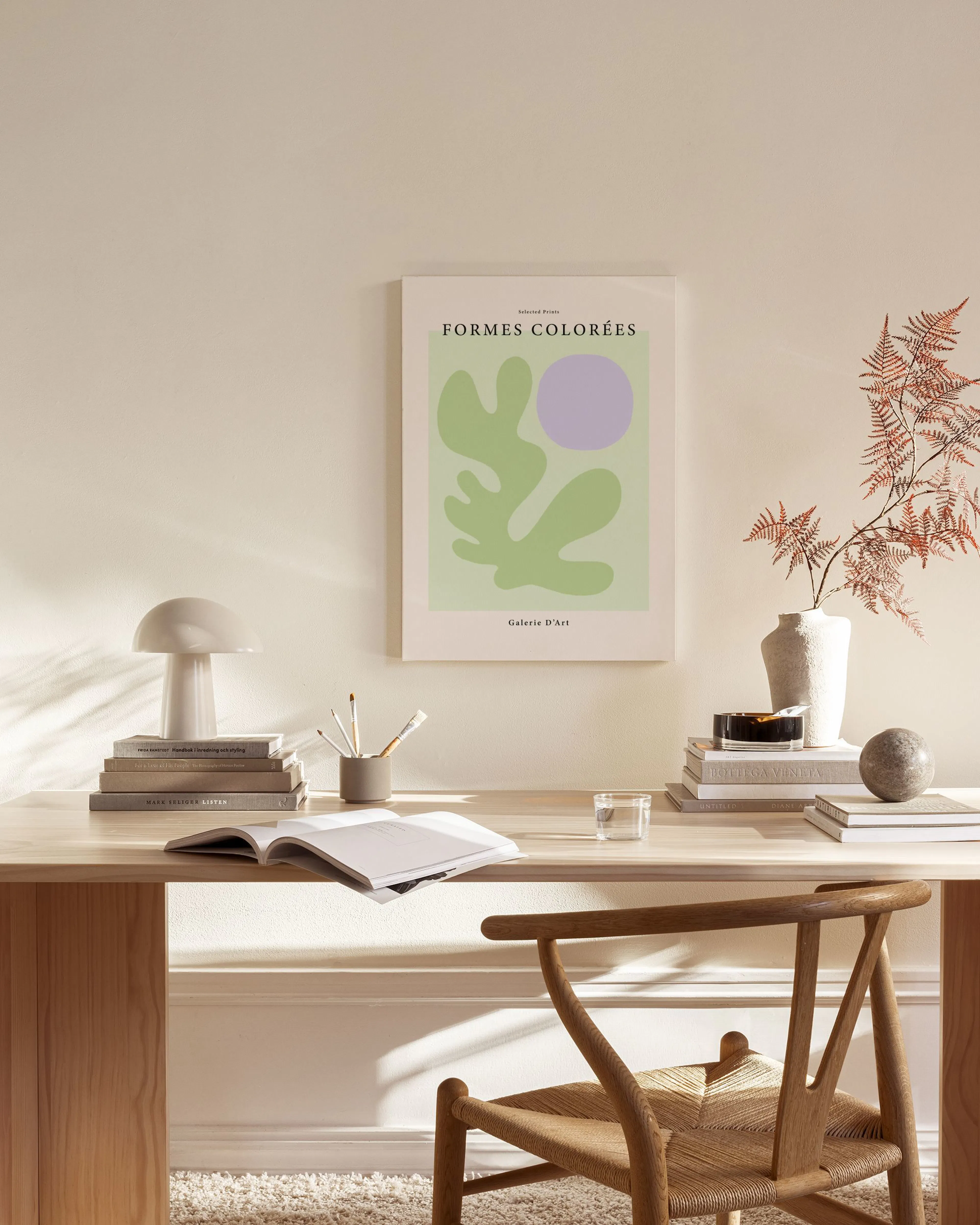 Leinwandbild mit pastellgrünen organischen Formen und einem violetten Kreis, hängend über einem Sideboard in einem Wohnzimmer.