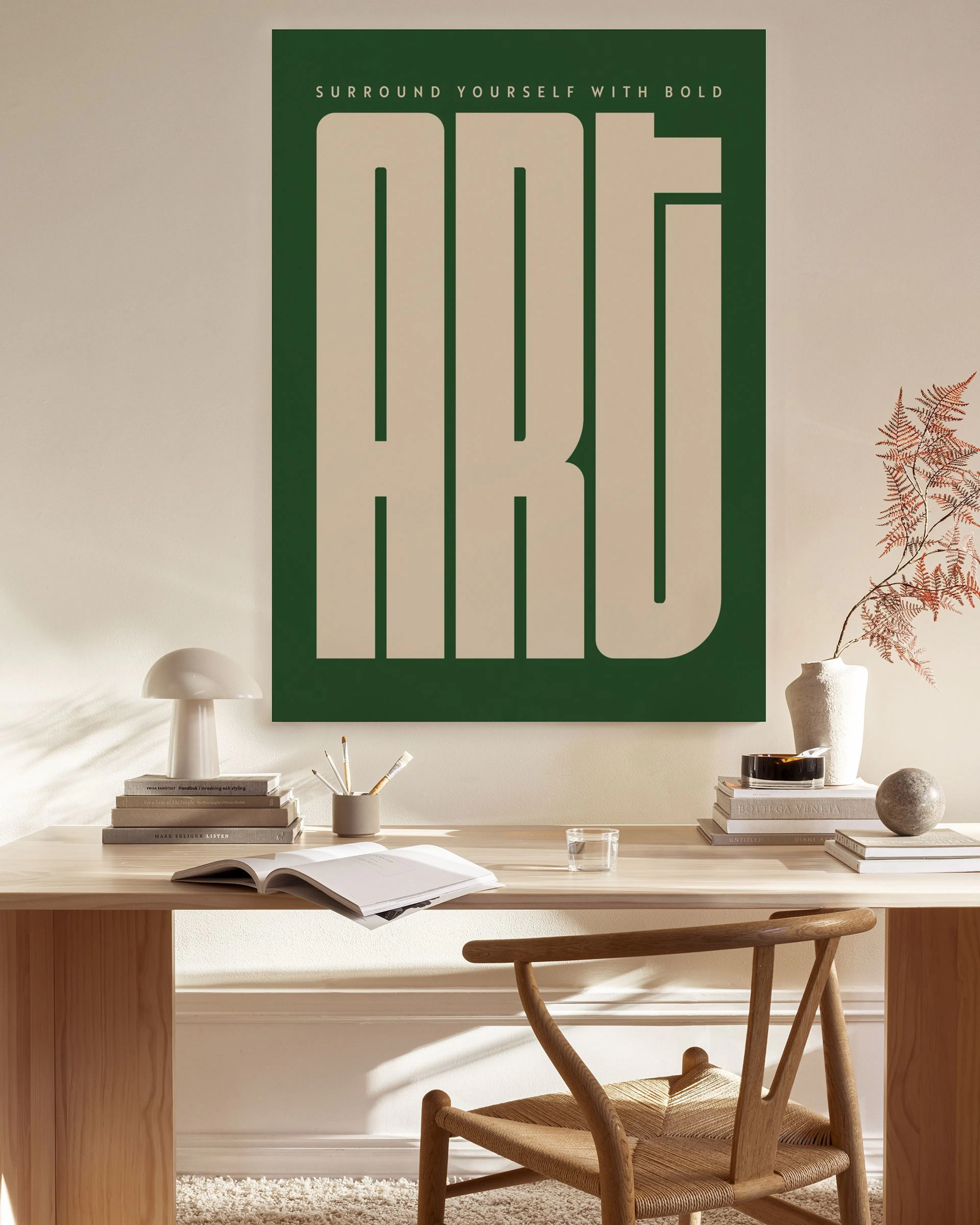 Stampa su tela con scritta ART beige su sfondo verde scuro e la frase SURROUND YOURSELF WITH BOLD in alto.