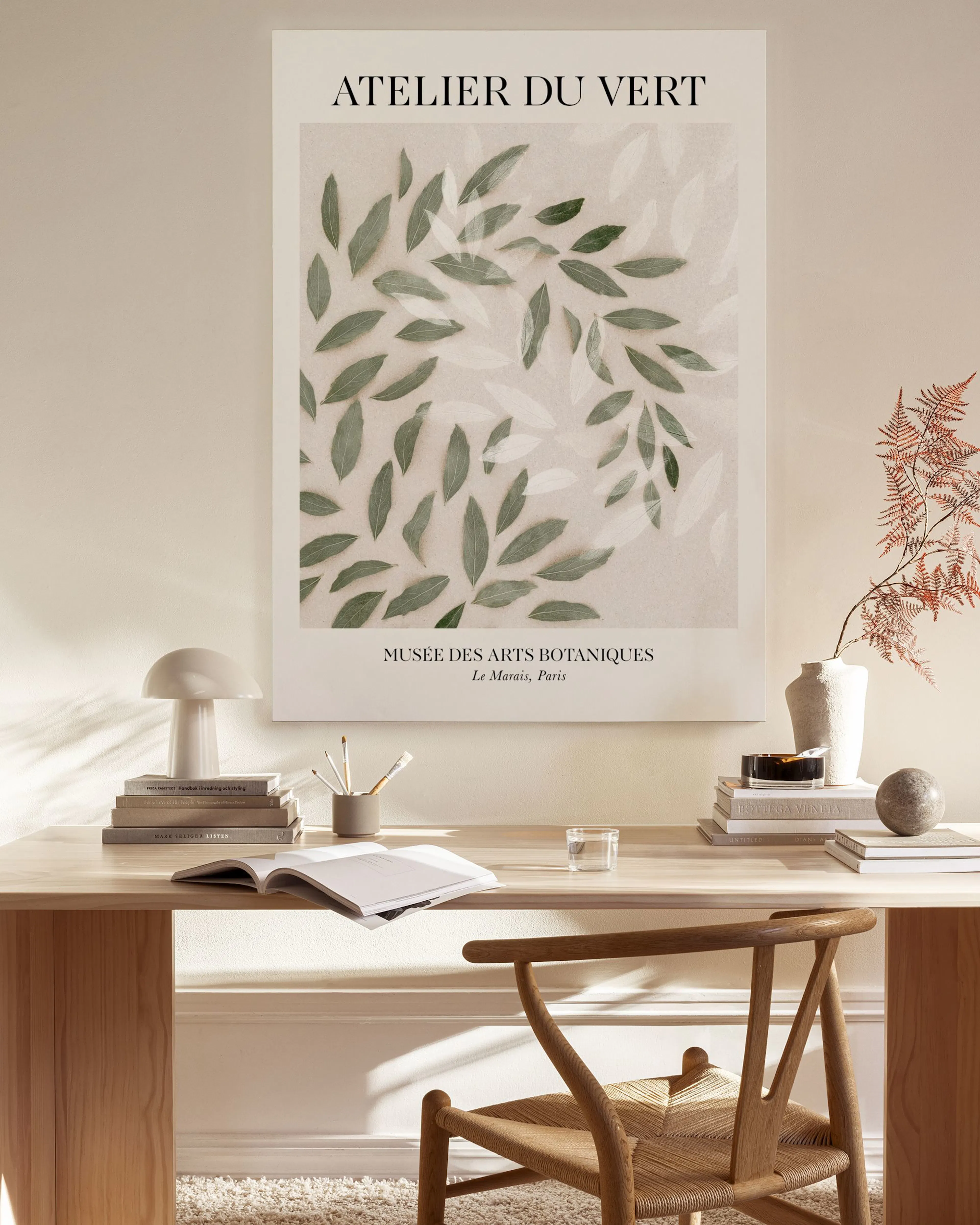 Toile Atelier du Vert avec des feuilles vertes et blanches disposées en cercle sur un fond beige clair.