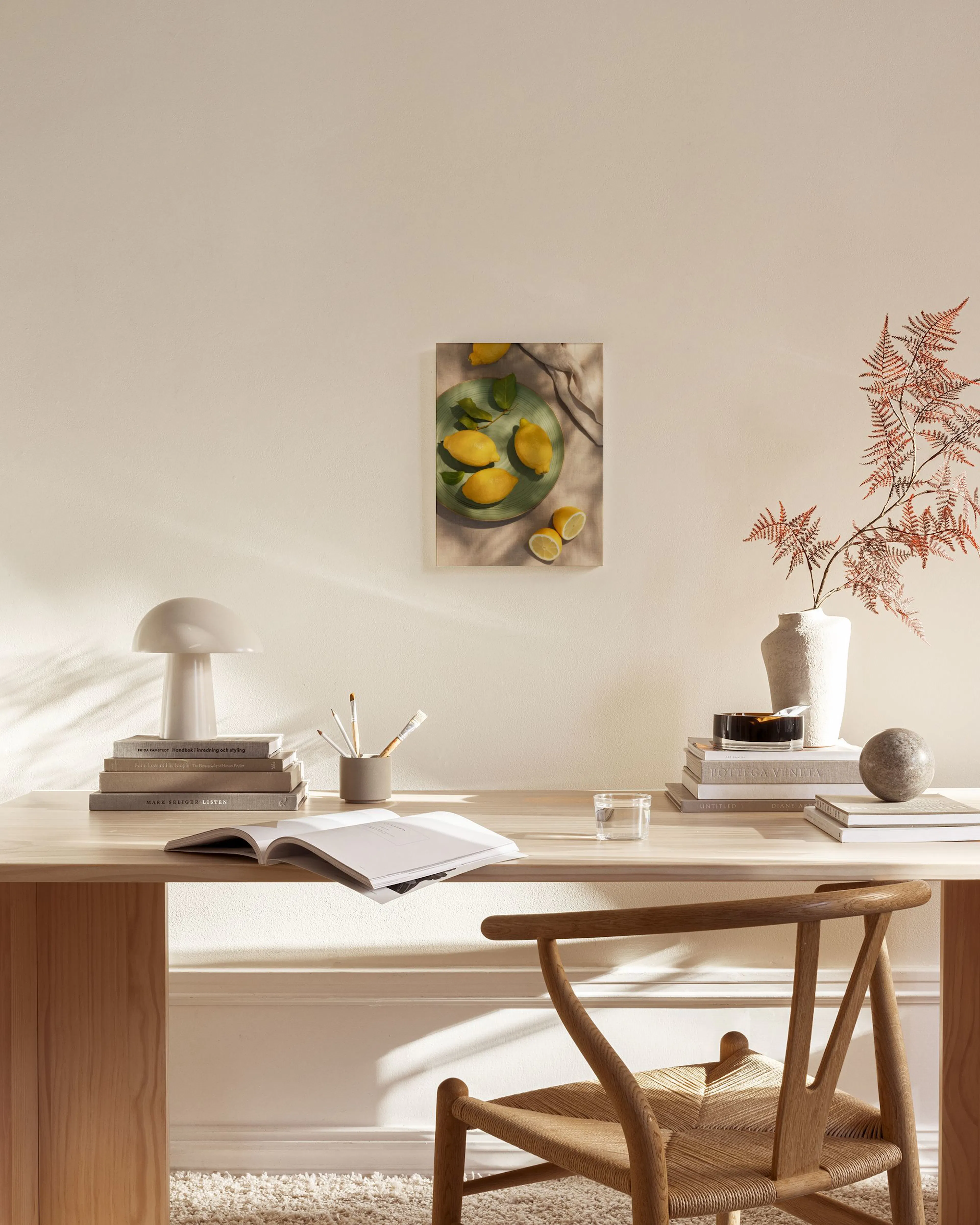 Toile murale de citrons jaunes frais, coupés et entiers, sur une assiette verte et un tissu texturé. Parfait pour la cuisine.