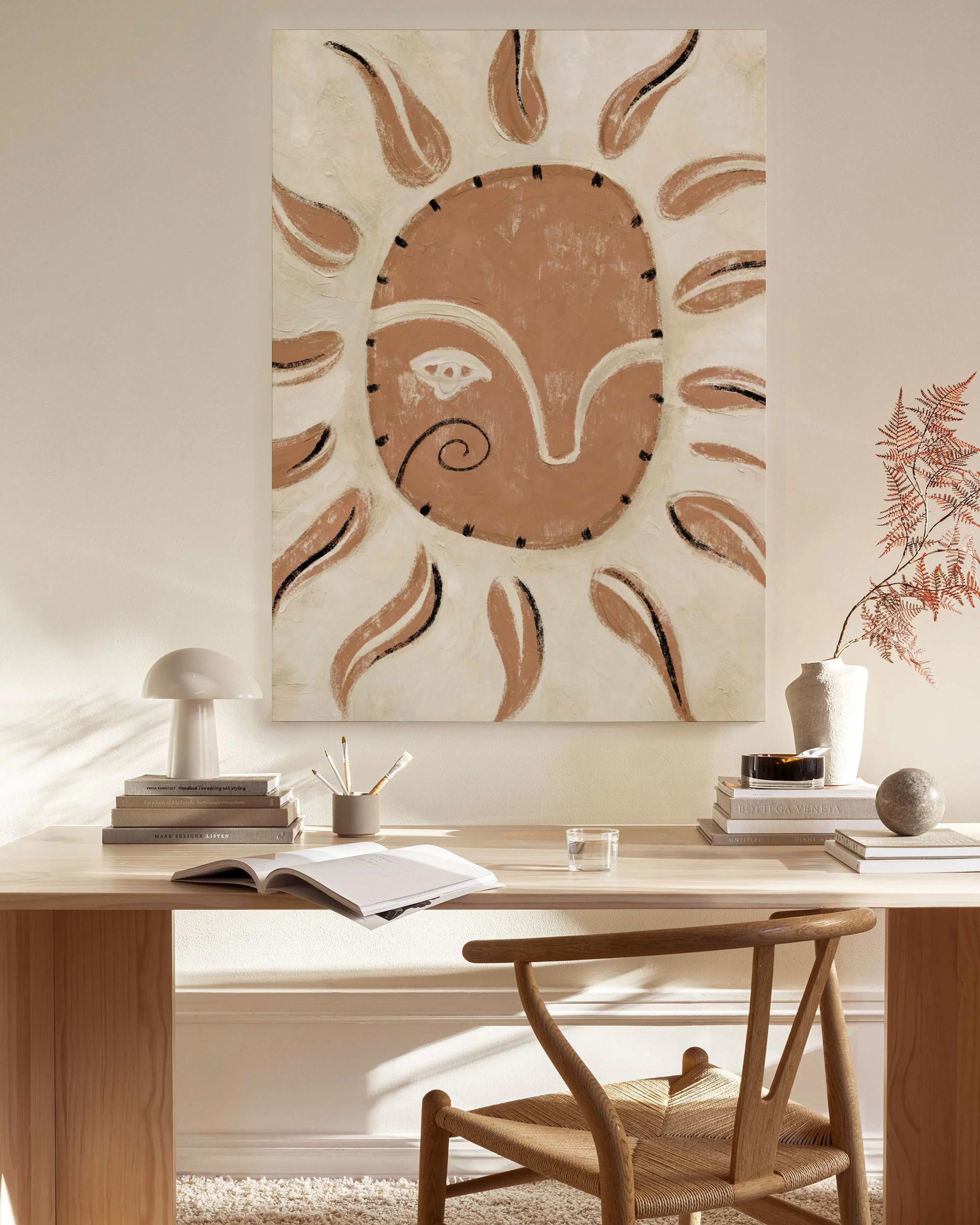 Leinwandbild mit abstraktem Sonnenmotiv in Beige- und Brauntönen, mit Gesicht und geschwungenen Strahlen.
