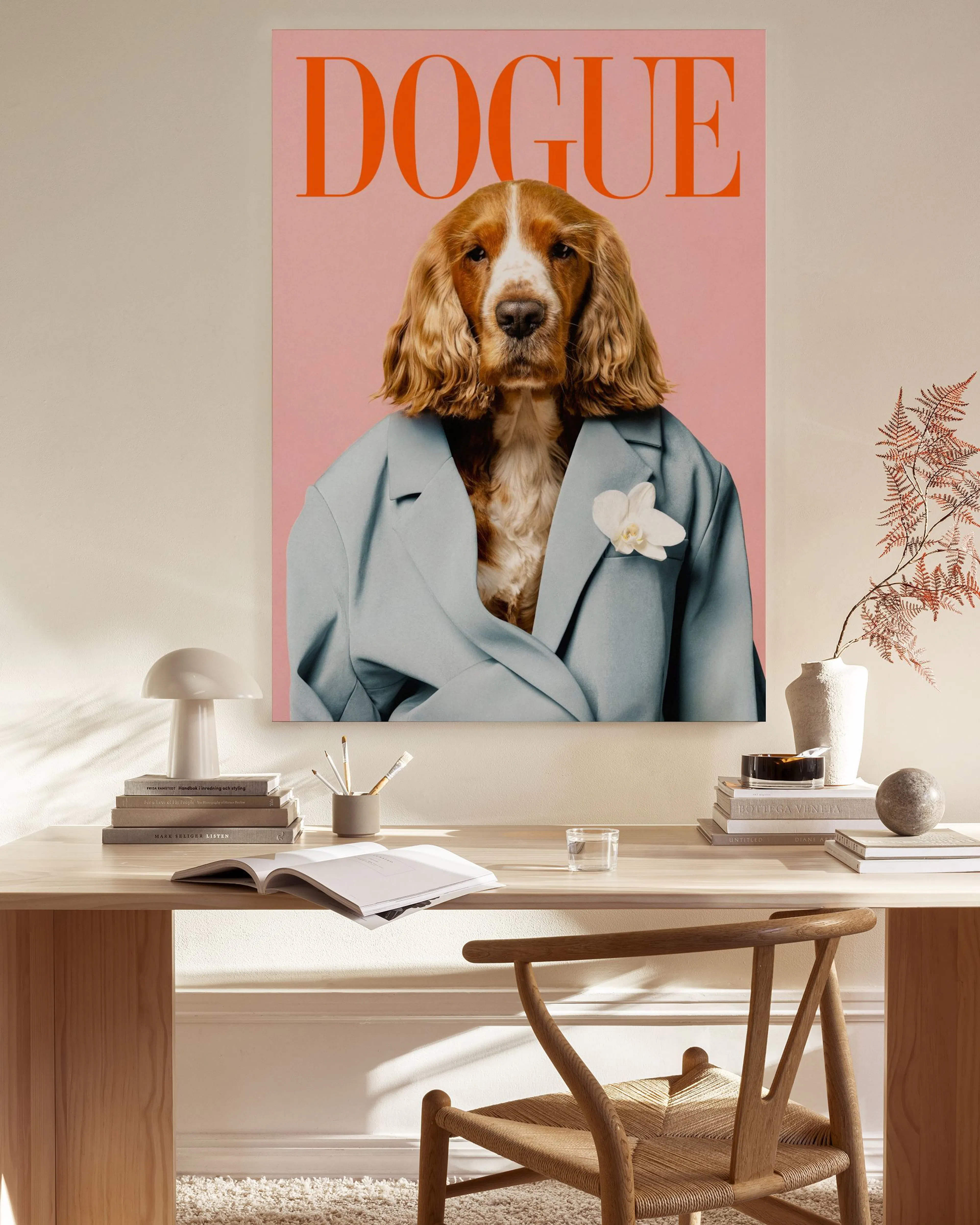 Lienzo con un perro Cocker Spaniel vestido con un blazer azul y una orquídea, sobre un fondo rosa con el texto naranja DOGUE.