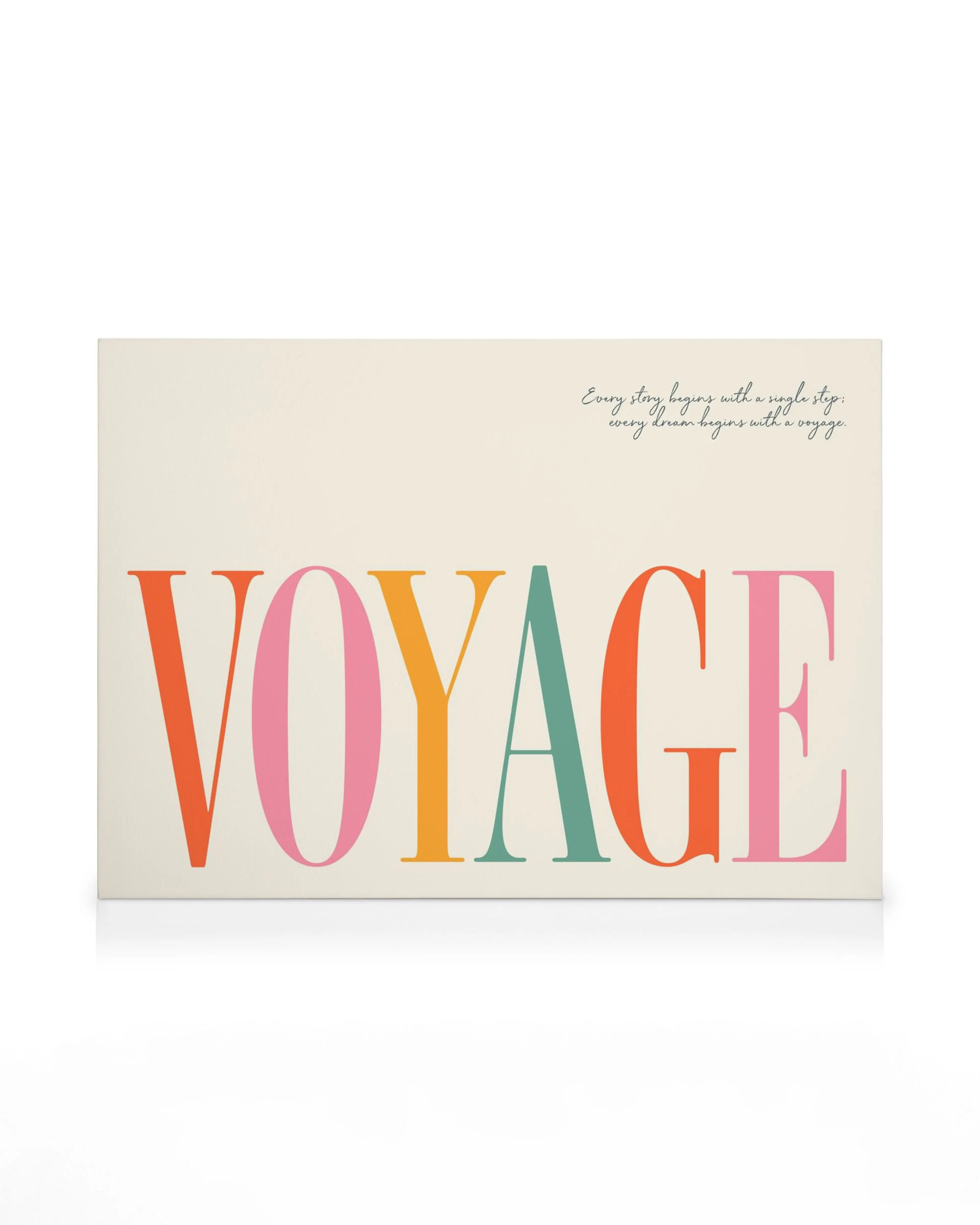 Stampa su tela con la parola VOYAGE in lettere colorate su sfondo crema e testo in corsivo.