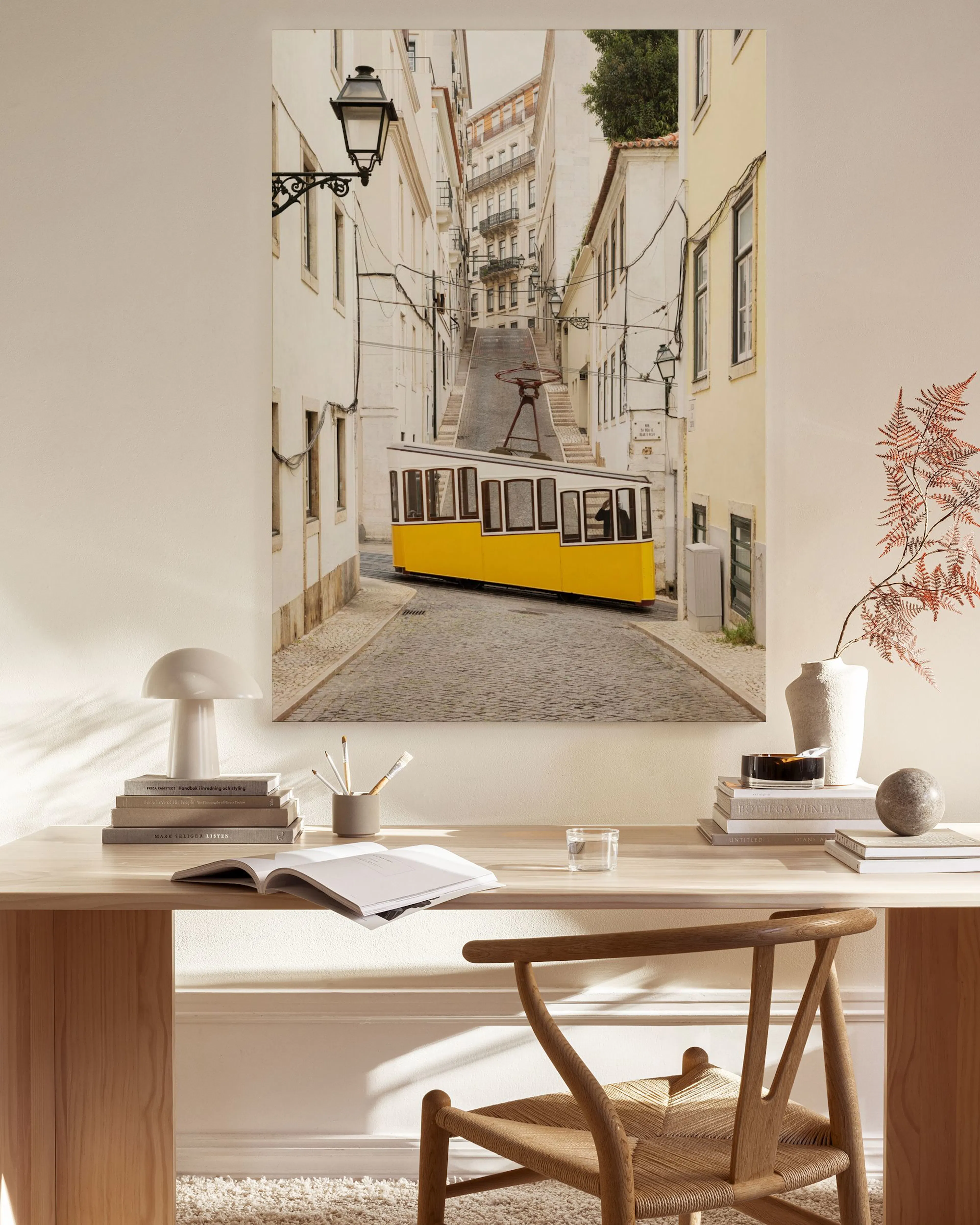 Toile murale représentant un tramway jaune sur une rue pavée étroite de Lisbonne, entouré de bâtiments blancs.