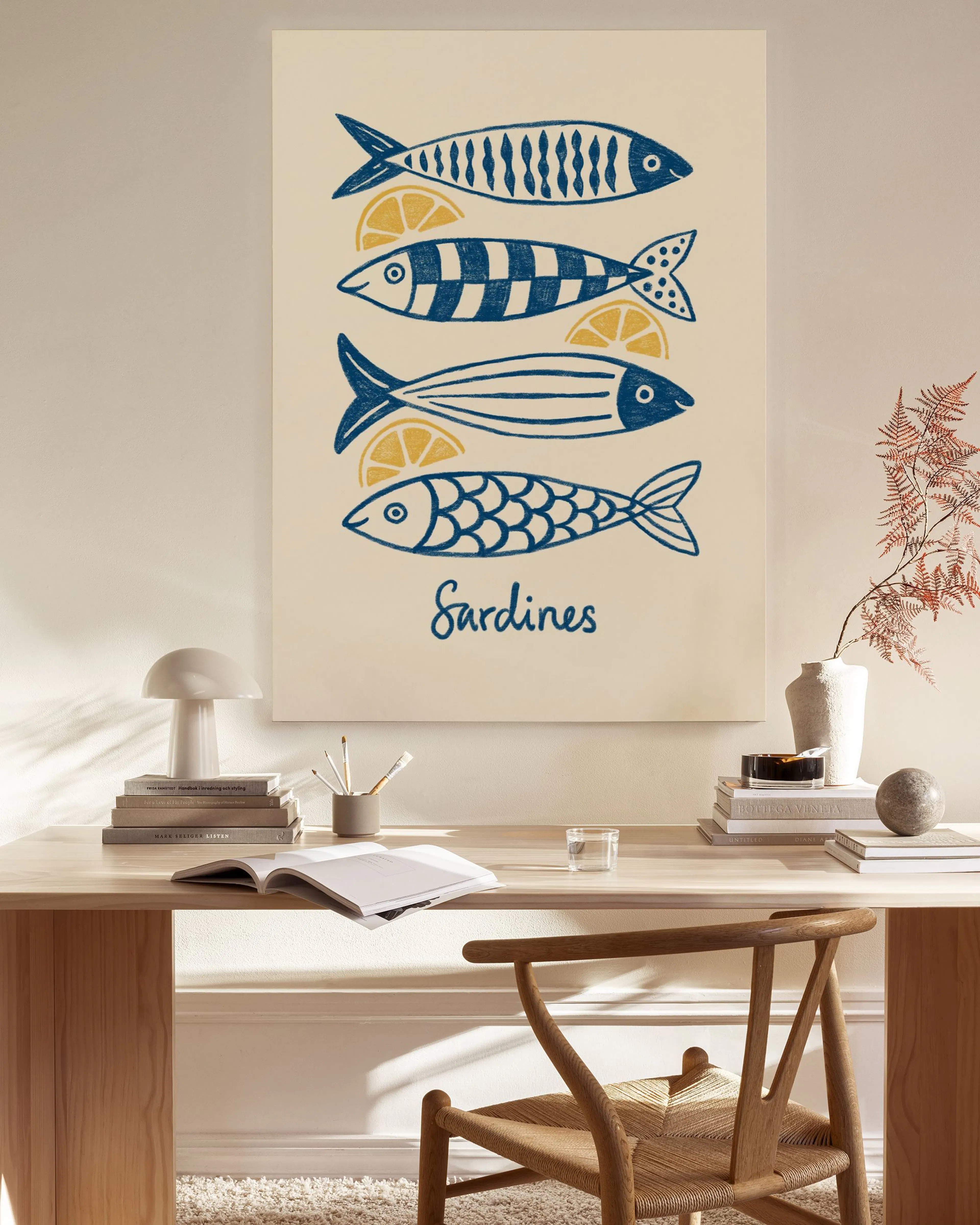 Toile murale de sardines bleues et citrons jaunes suspendue dans un salon moderne aux meubles en bois clair.