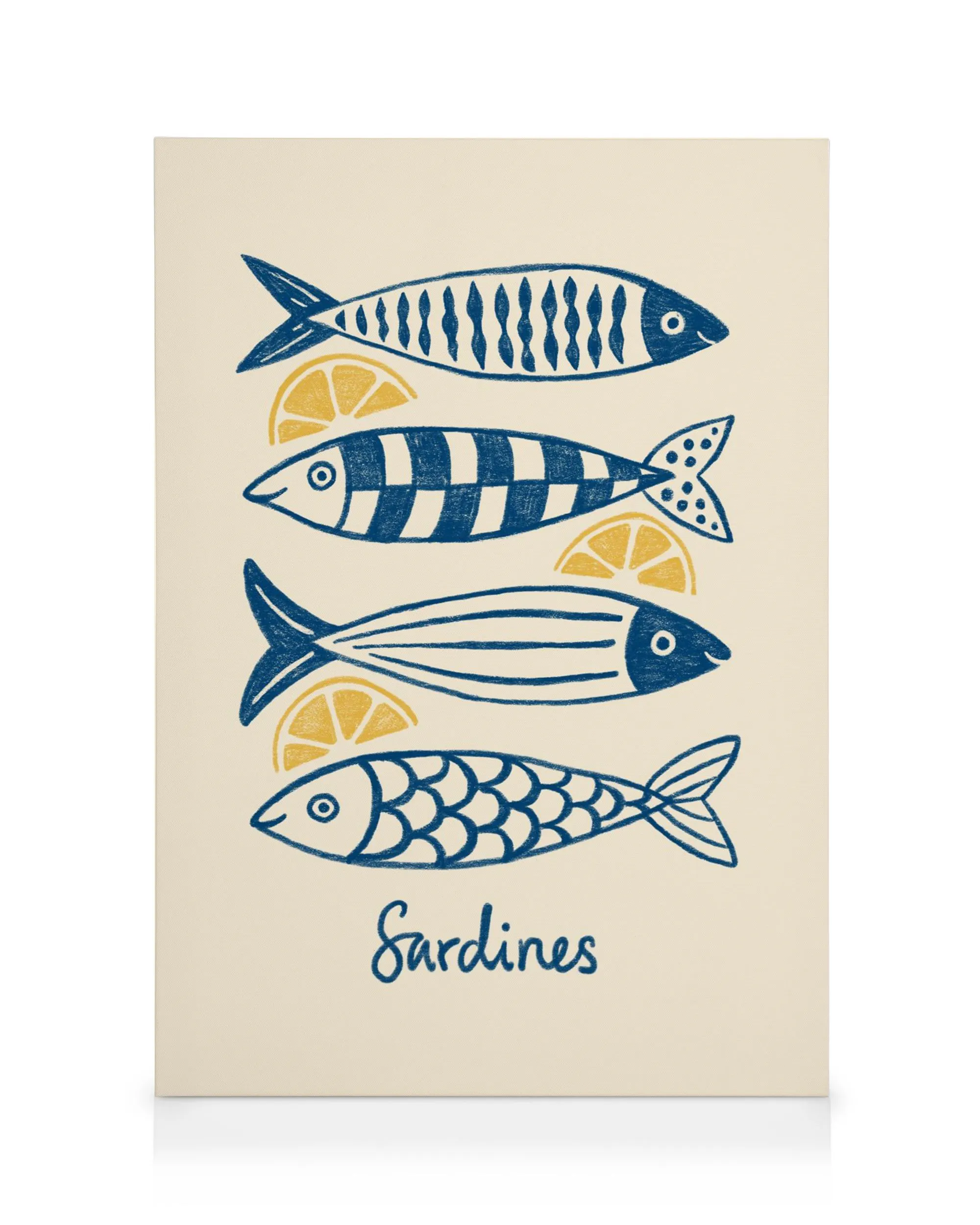 Stampa su tela con quattro sardine stilizzate blu e fette di limone giallo su sfondo chiaro, con la scritta Sardines.