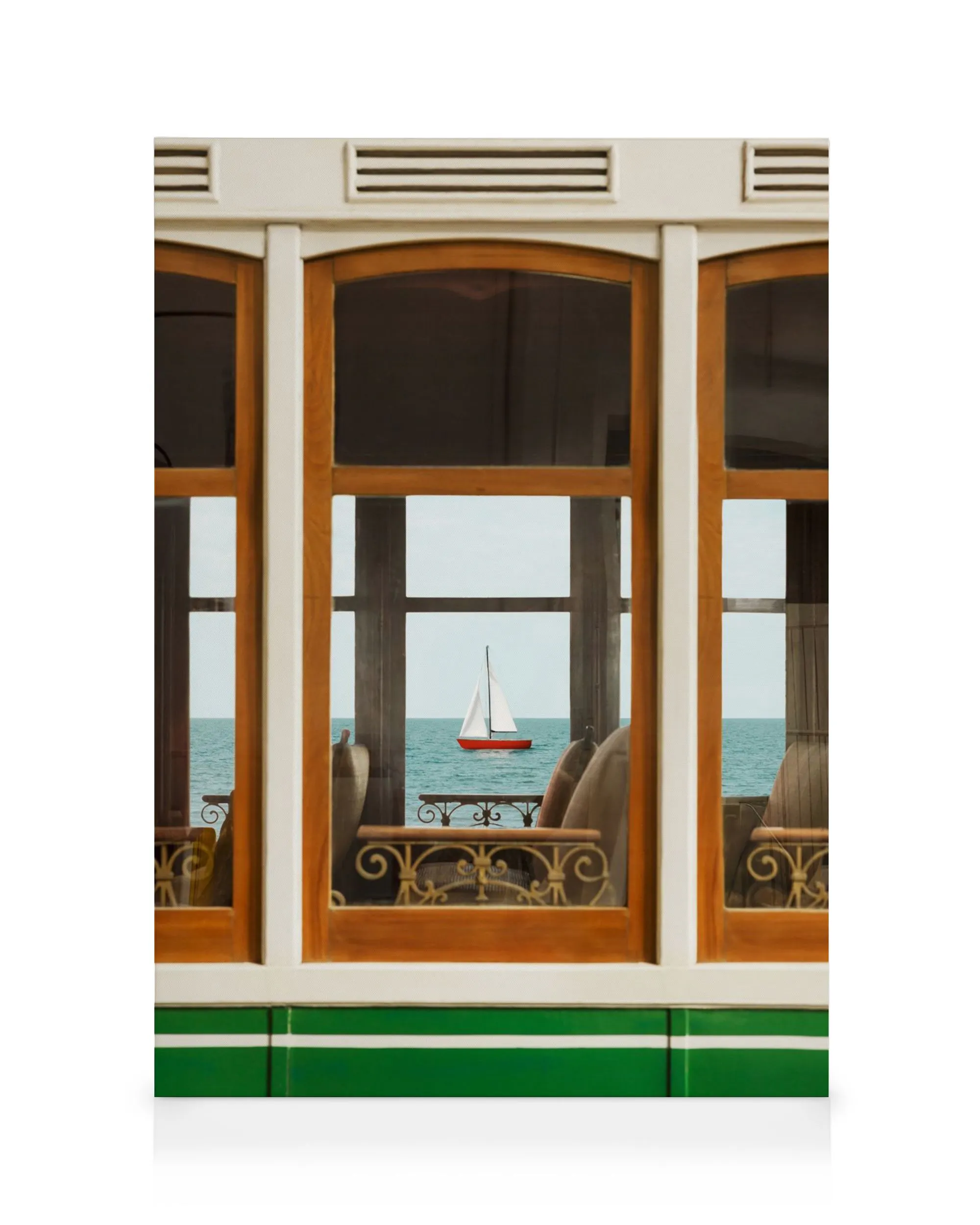 Leinwandbild einer roten Segelyacht auf blauem Meer, durch ein Holzfenster mit hellgrünem Rahmen gesehen.