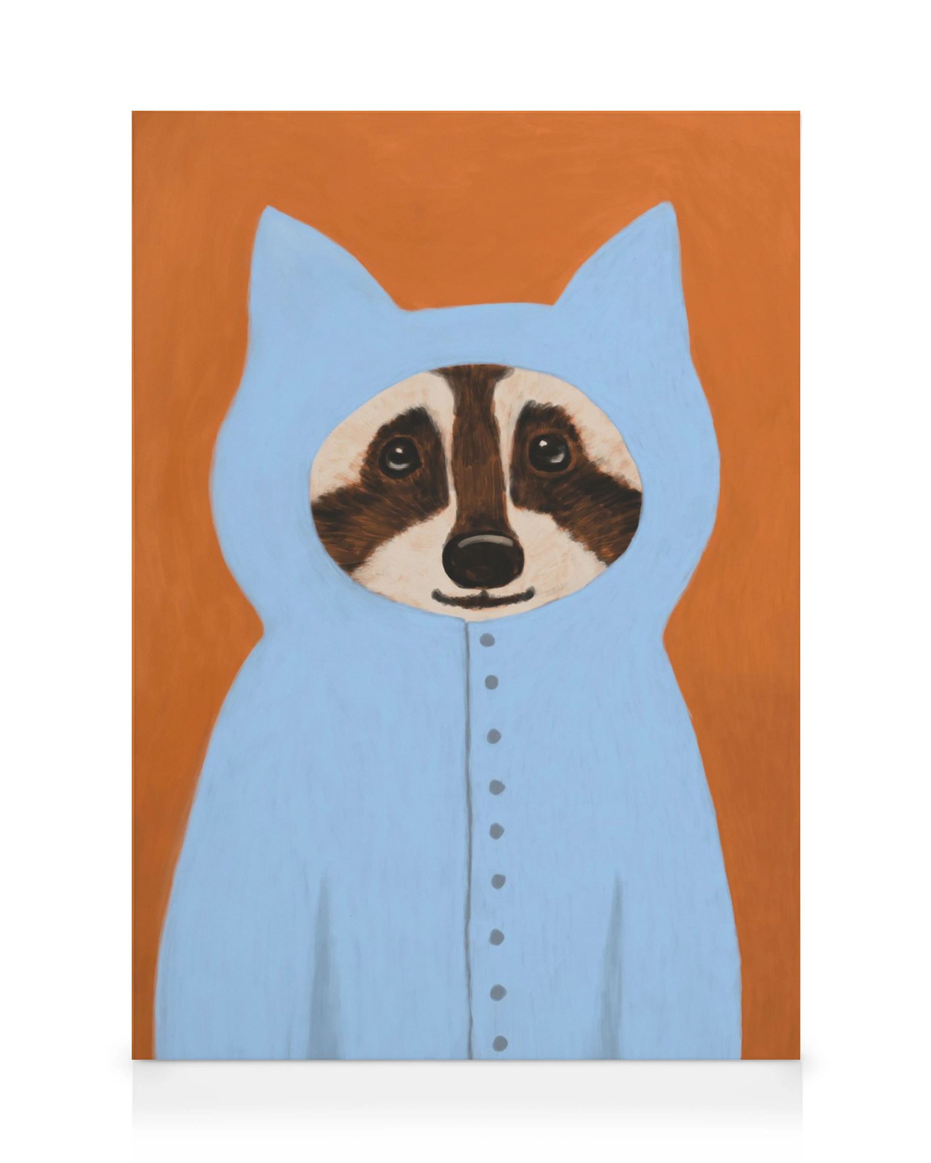 Leinwandbild: Ein Waschbär in einem hellblauen Anzug mit Ohren vor einem orangen Hintergrund, ideal für Kinderzimmer.