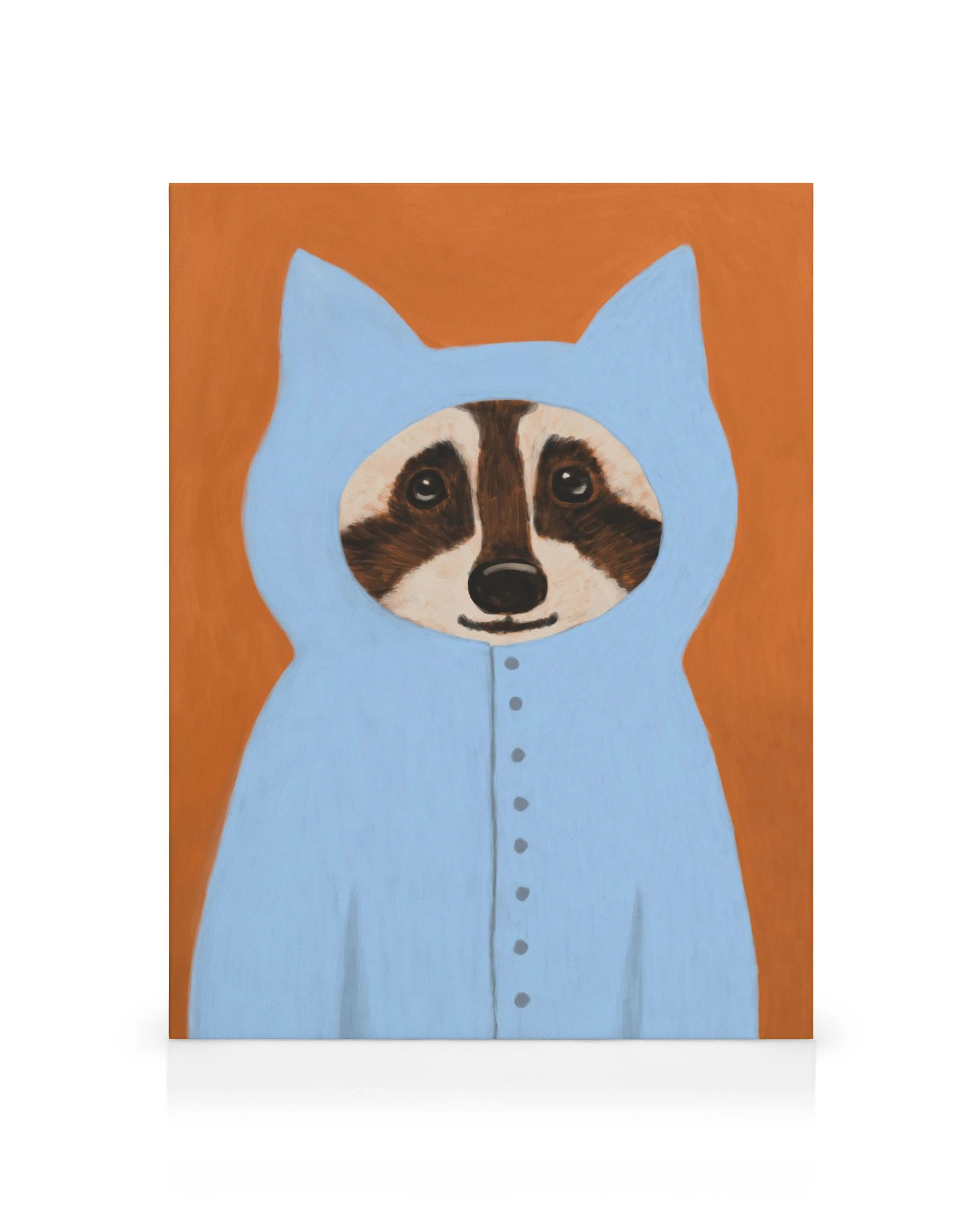 Lienzo infantil de un mapache con un disfraz de gato azul sobre un fondo naranja.