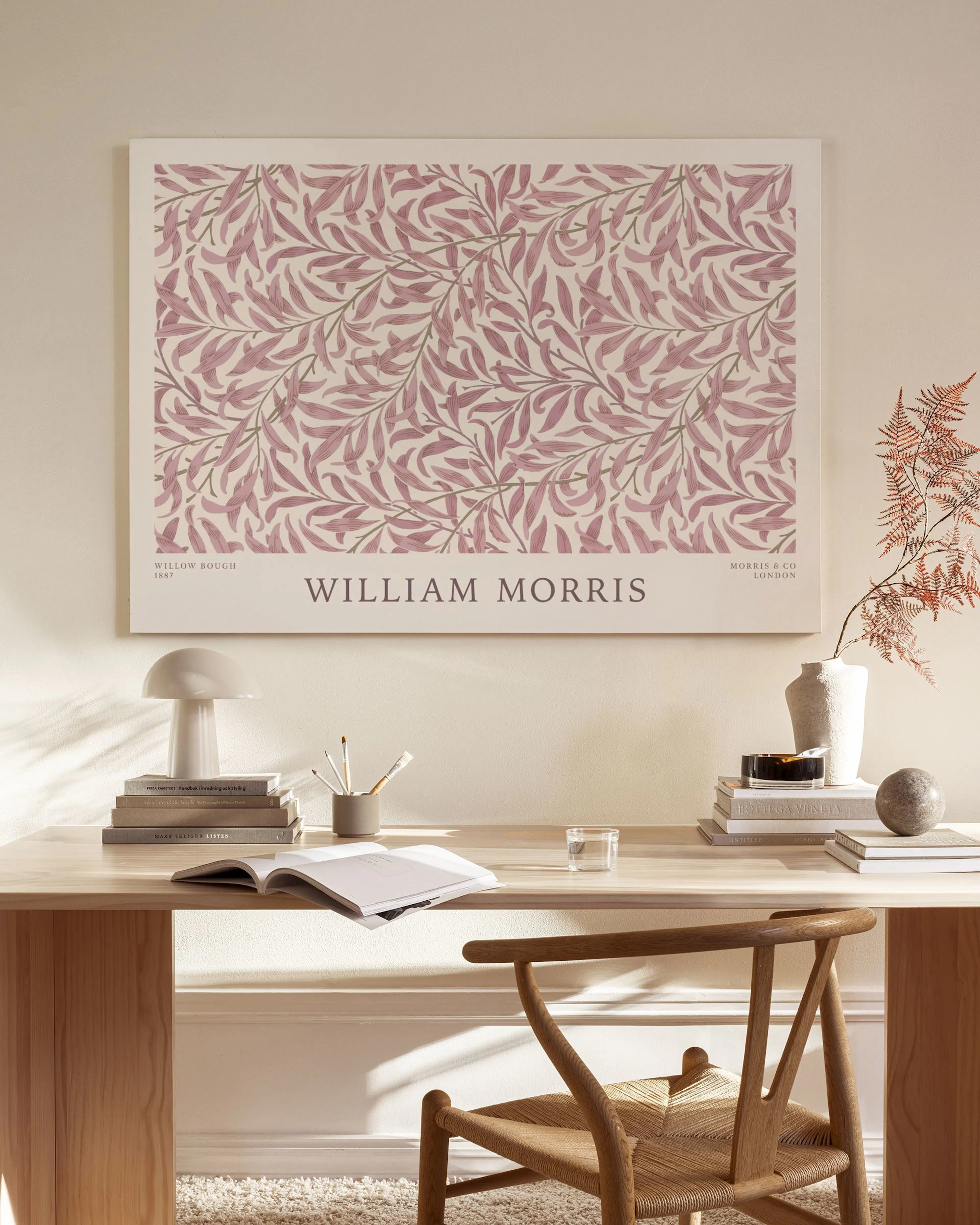 Leinwandbild mit William Morris Willow Boughs Muster in Rosa und Beige, über einem Sideboard im Wohnzimmer.