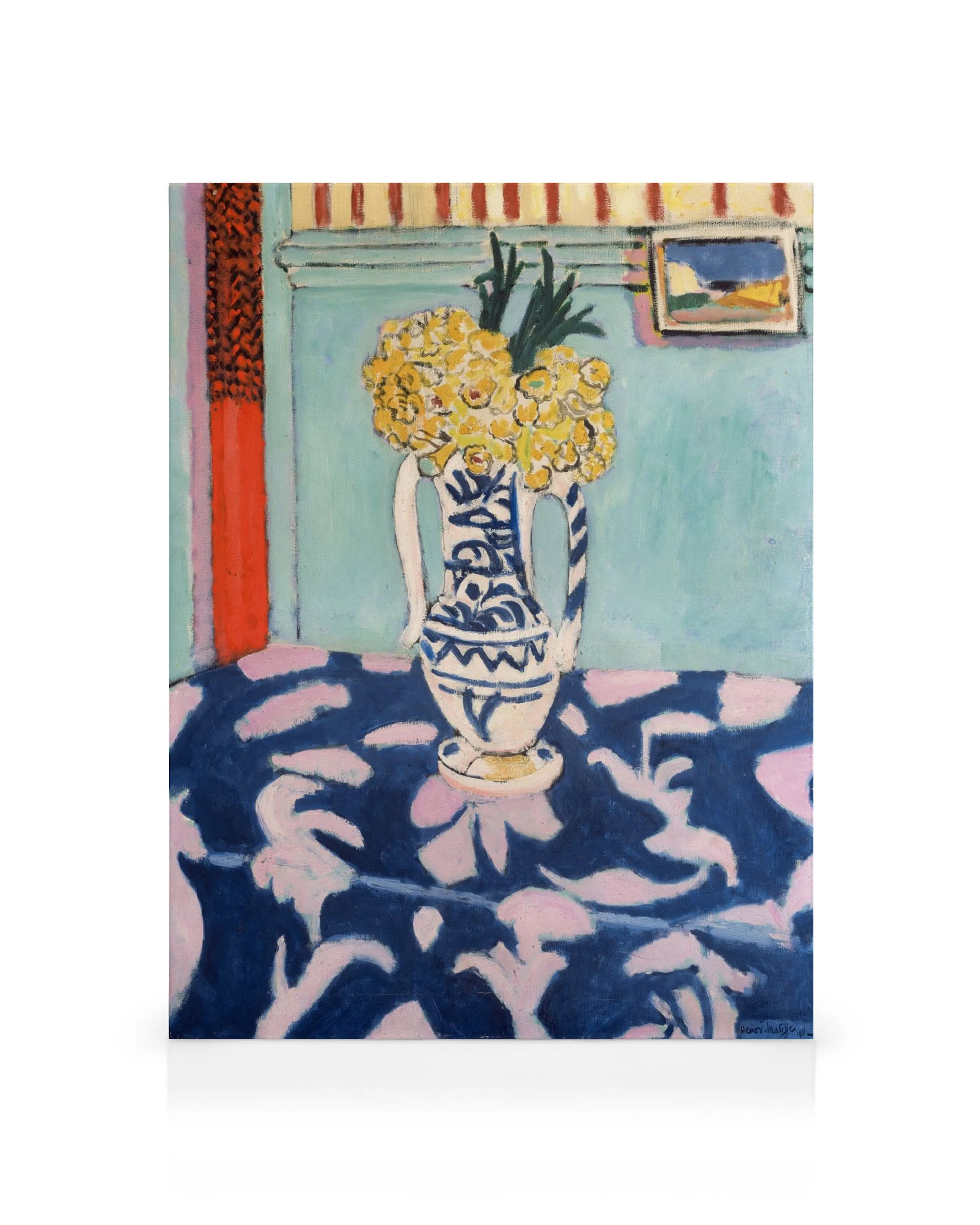Stampa su tela che mostra un vaso bianco e blu con fiori gialli su un tavolo blu con motivi rosa. Sullo sfondo, un muro azzurro 