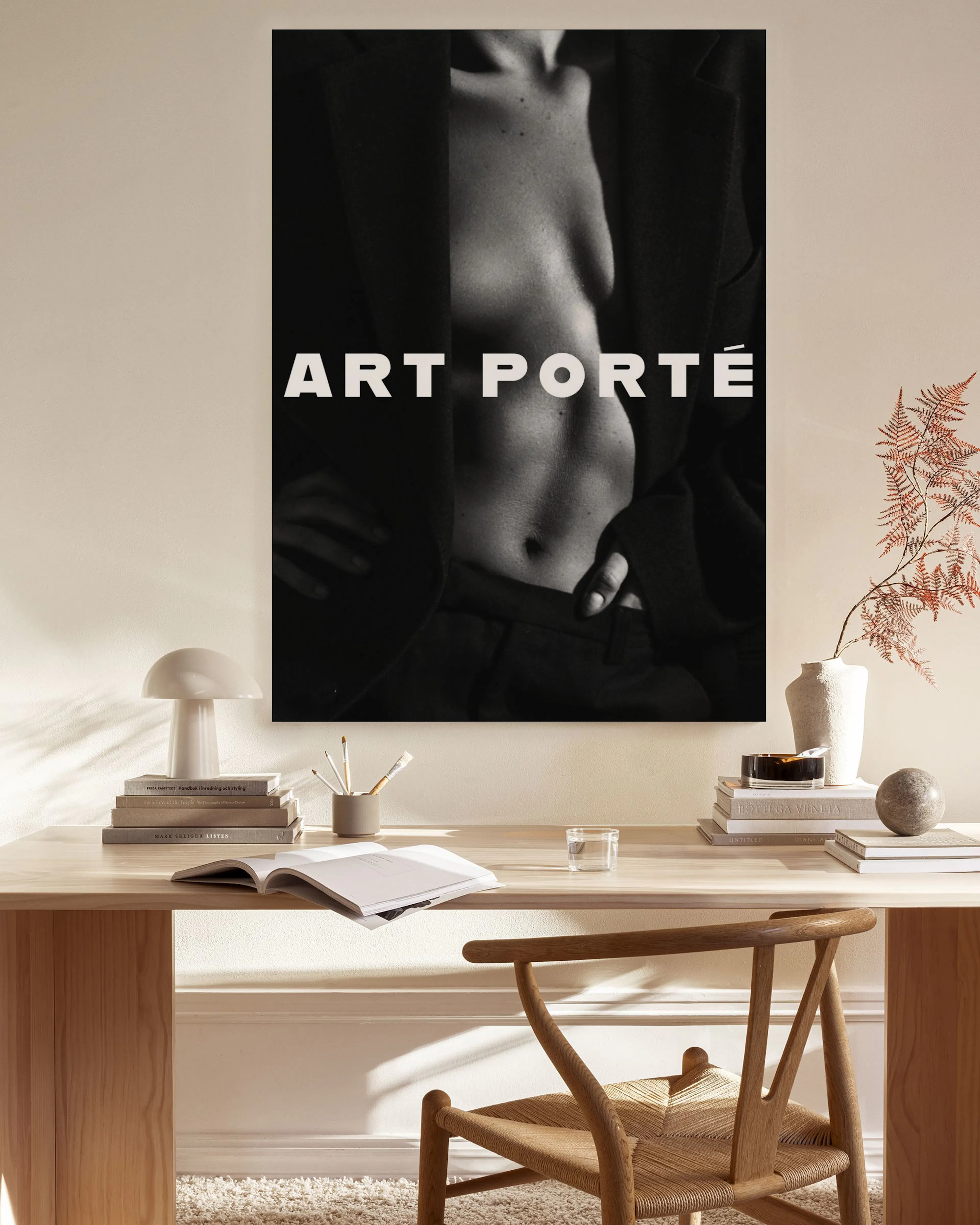 Canvastavla med svartvit bild på en kvinnas överkropp med texten ART PORTÉ, hängande i ett ljust vardagsrum.