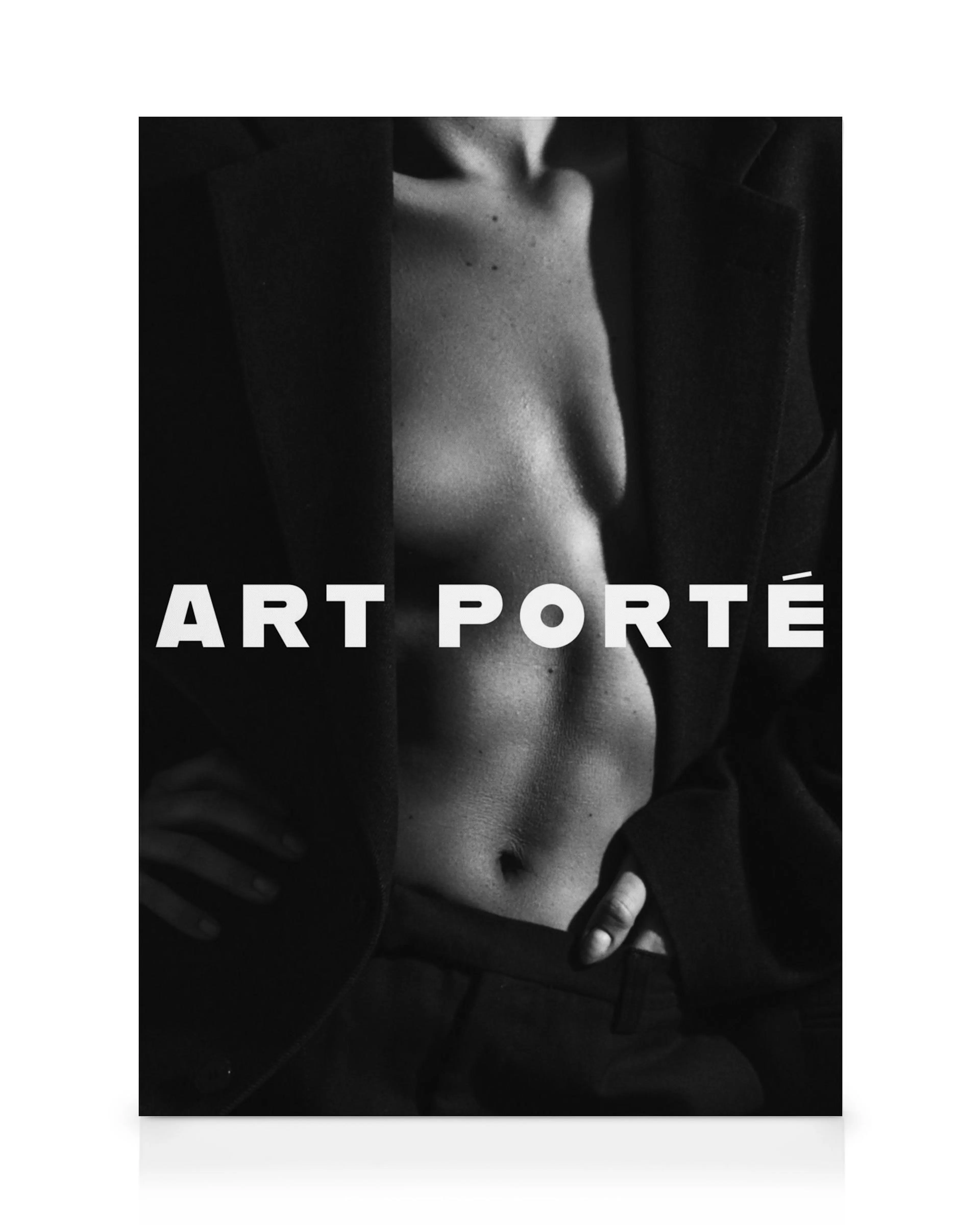 Svartvit fotocanvas med ART PORTÉ text över en person som visar naveln och bär en svart kavaj, med kornig effekt.