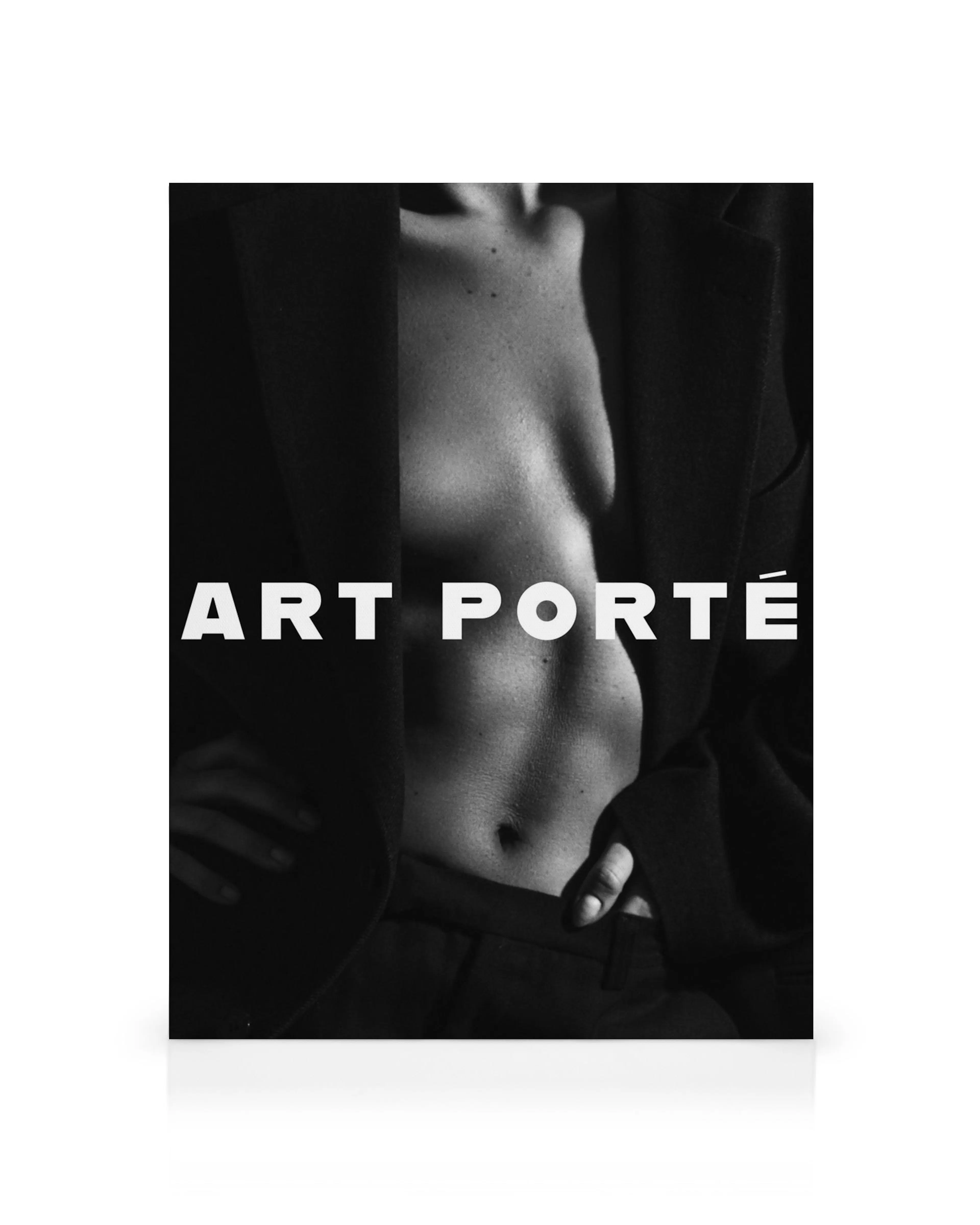 Zwart-wit canvas met een korrelig effect, met de torso van een persoon gekleed in een oversized jasje en de tekst ART PORTÉ.
