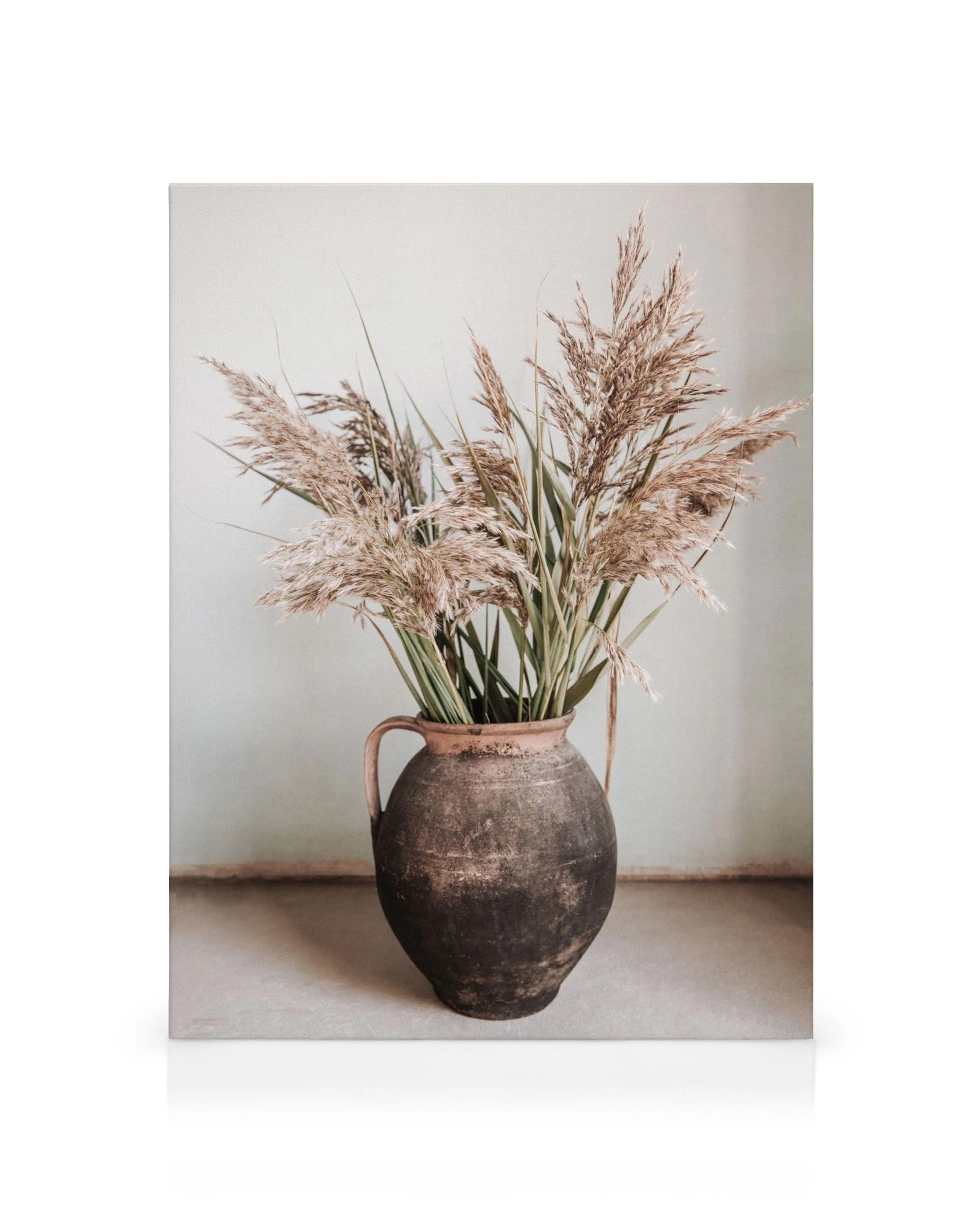 Rustikk brun vase med tørket siv og mykt gress på lerret, i varme grønne og brune toner.