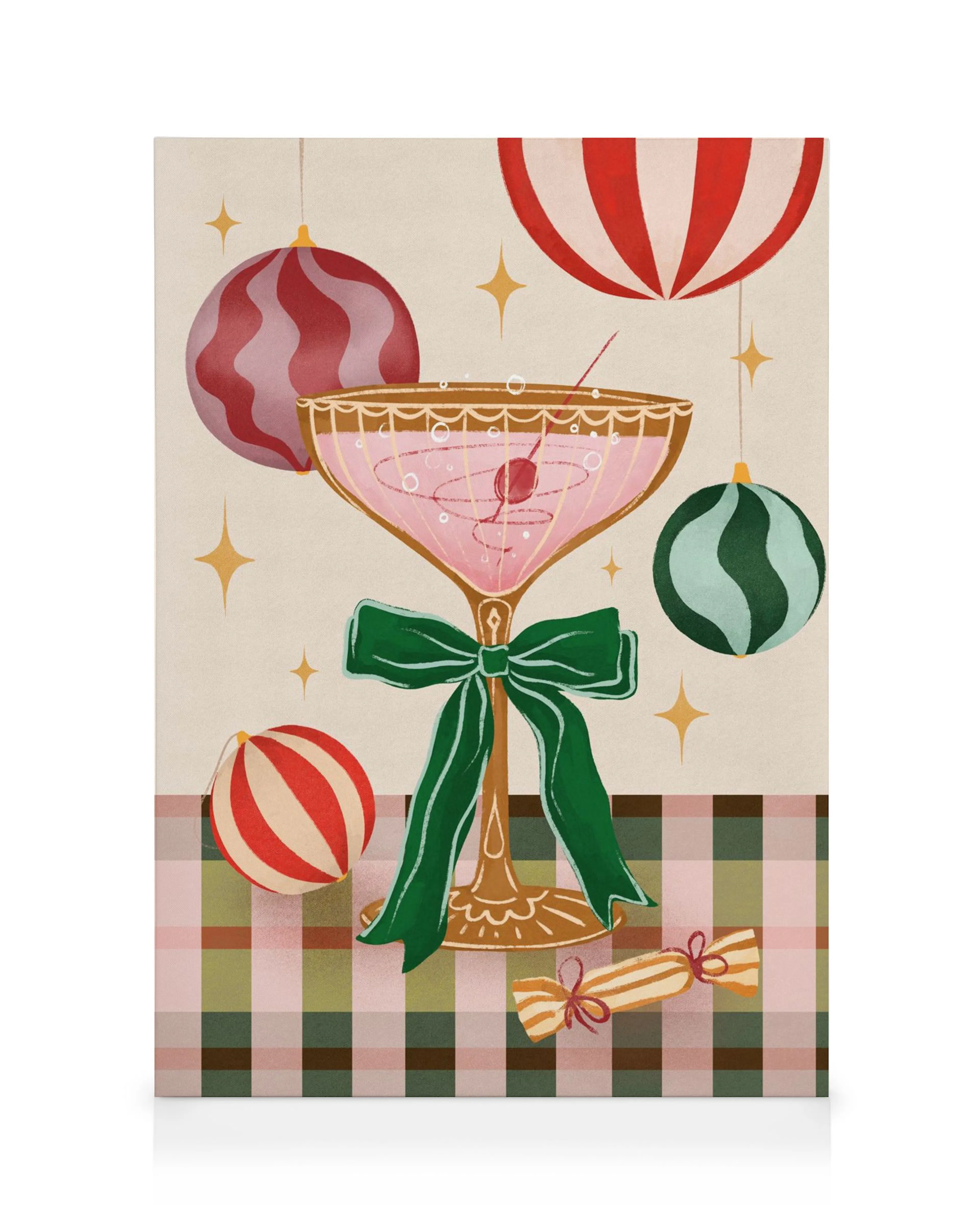 Stampa festiva: cocktail rosa in bicchiere doro con fiocco verde, ornamenti colorati e sfondo a quadri.