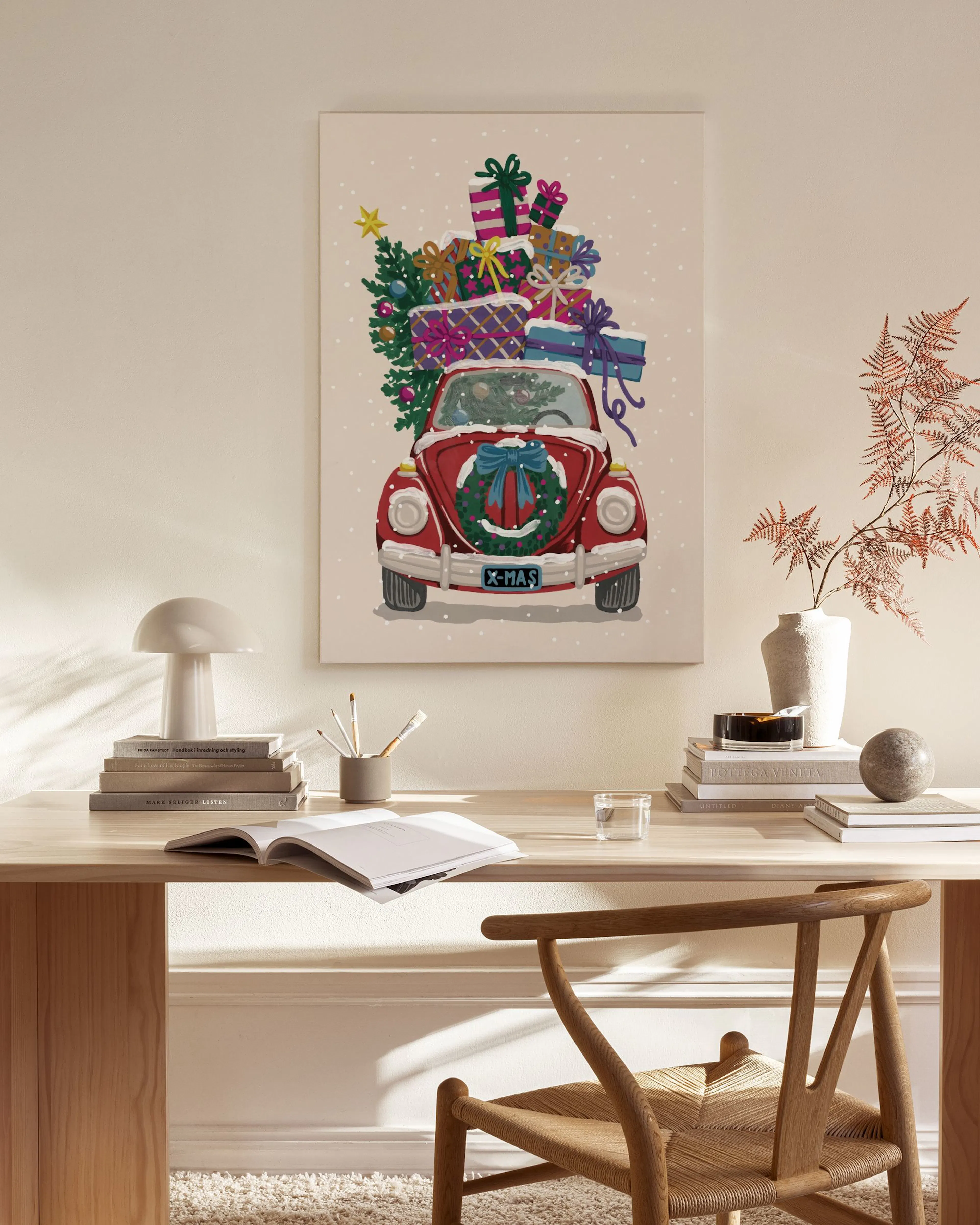 Lienzo de un auto rojo navideño con regalos y un árbol, colgado en una sala moderna con muebles de madera clara.