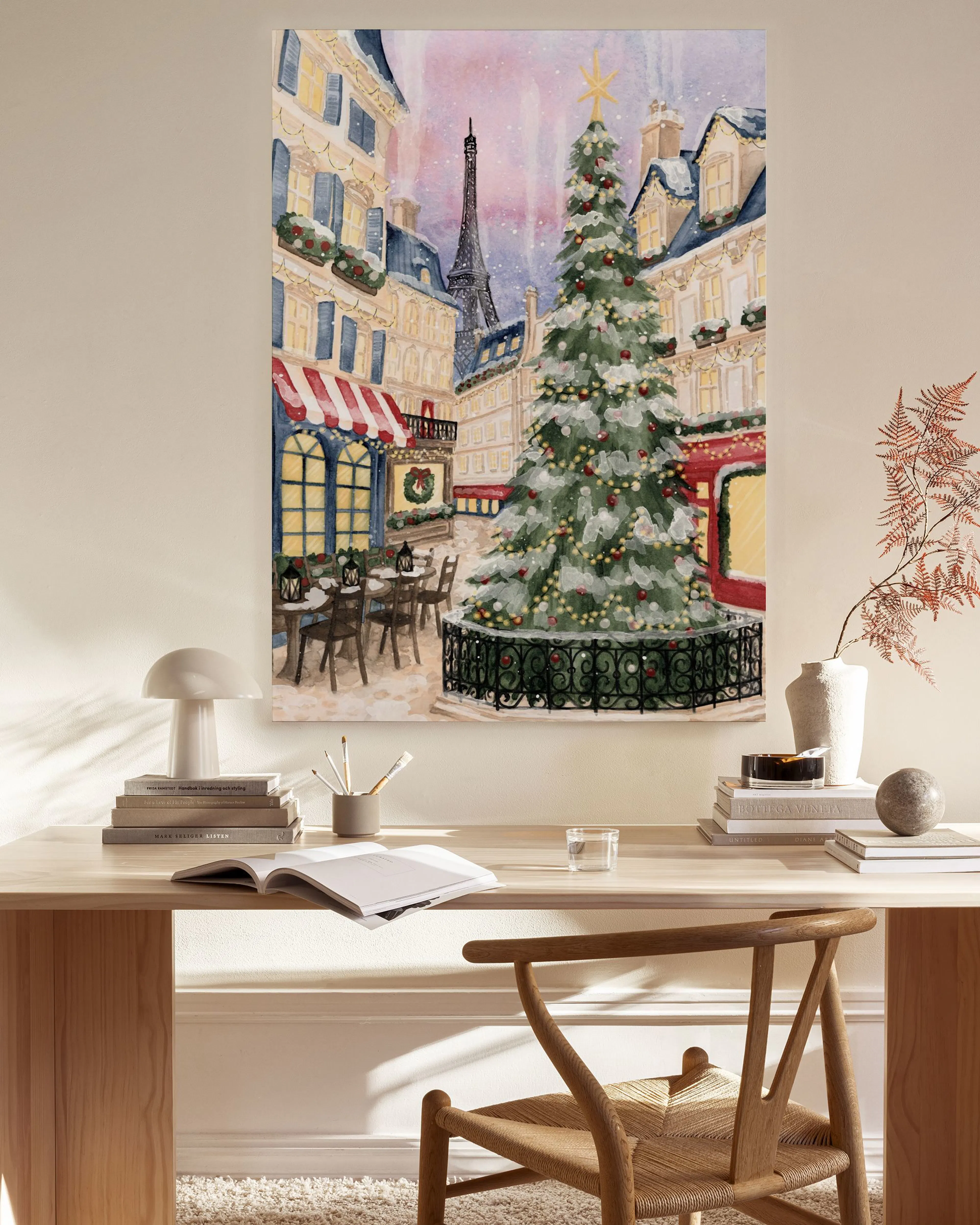 Tela decorativa de rua de Paris com Torre Eiffel e árvore de Natal, exposta numa sala de estar minimalista com mobiliário em mad