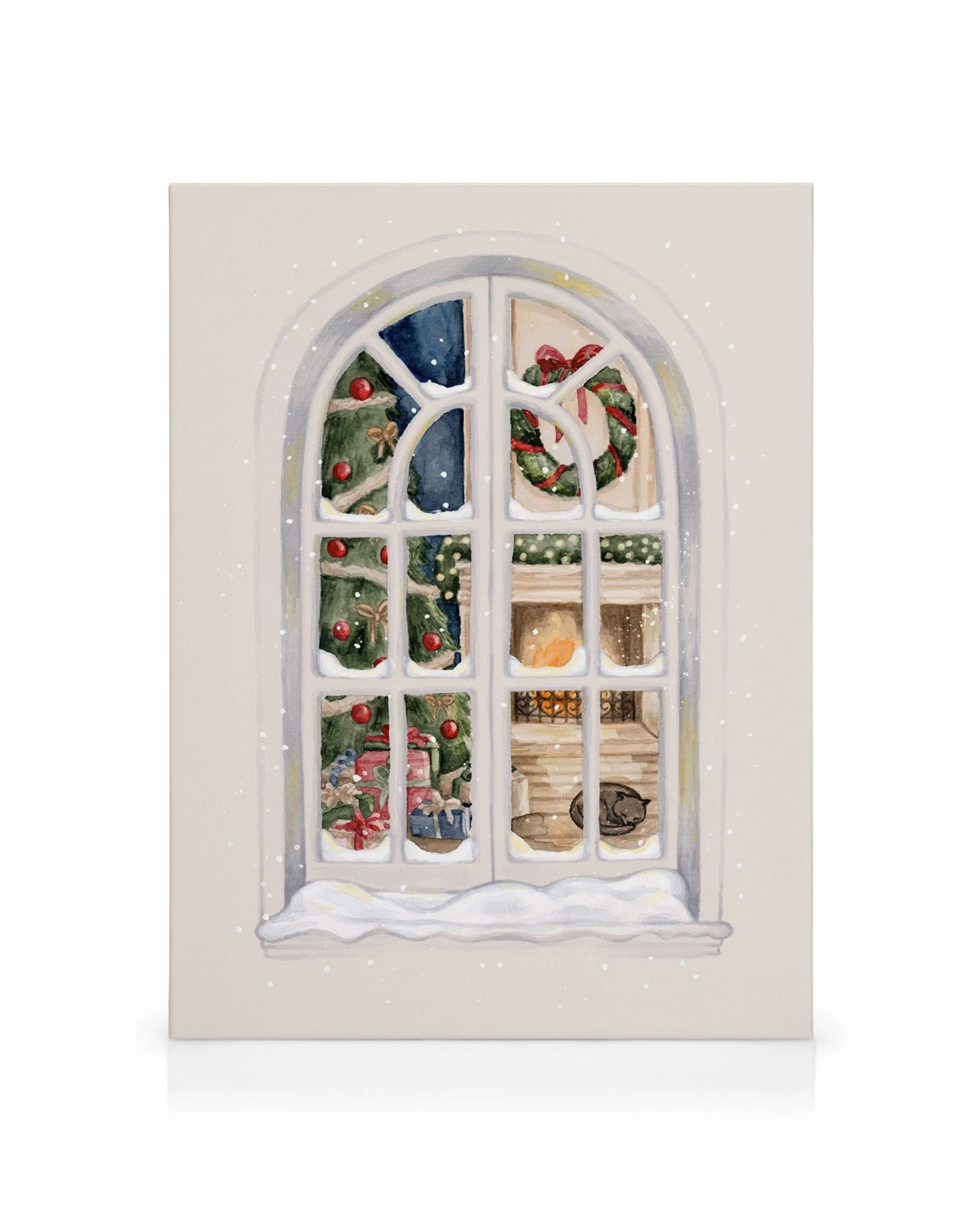 Weihnachtliche Fensteransicht mit geschmücktem Baum, Kamin, Geschenken und schlafender Katze, Schneefall draußen.