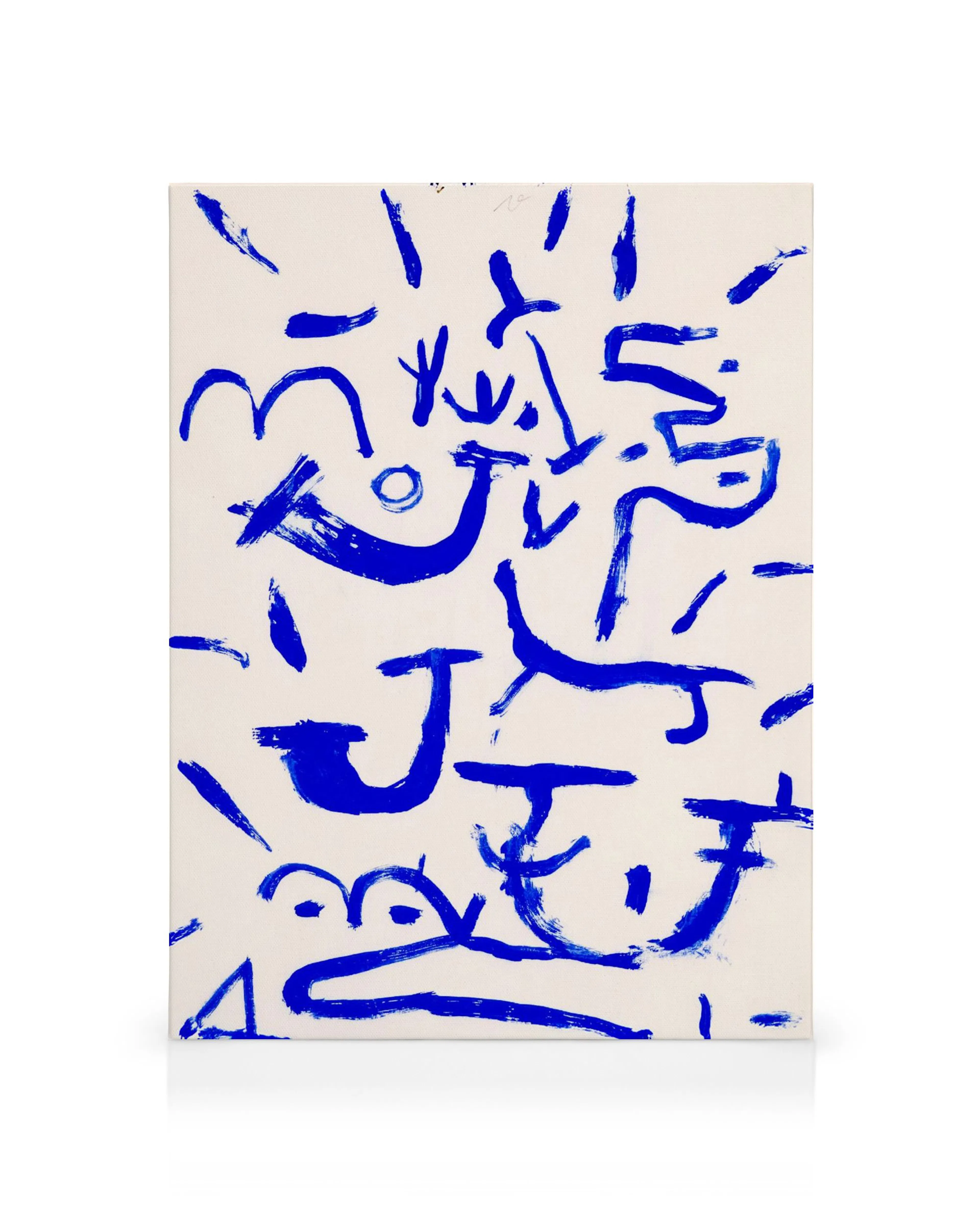 Een canvas met abstracte kobaltblauwe penseelstreken die op een lichte achtergrond willekeurige vormen en lijnen creëren.