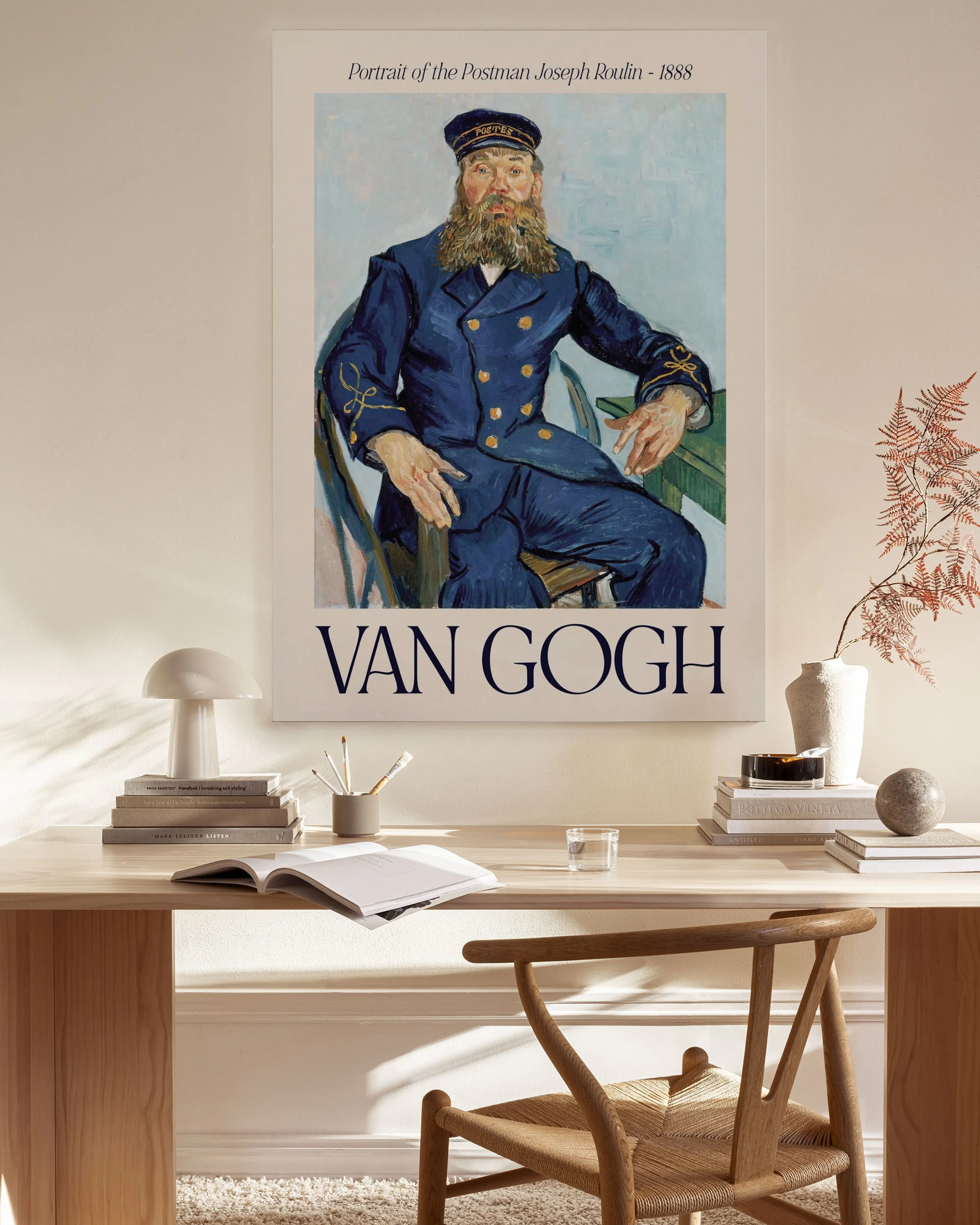 Leinwandbild von Van Goghs Der Postmann Joseph Roulin in einem hellen Wohnzimmer mit Holzmöbeln.