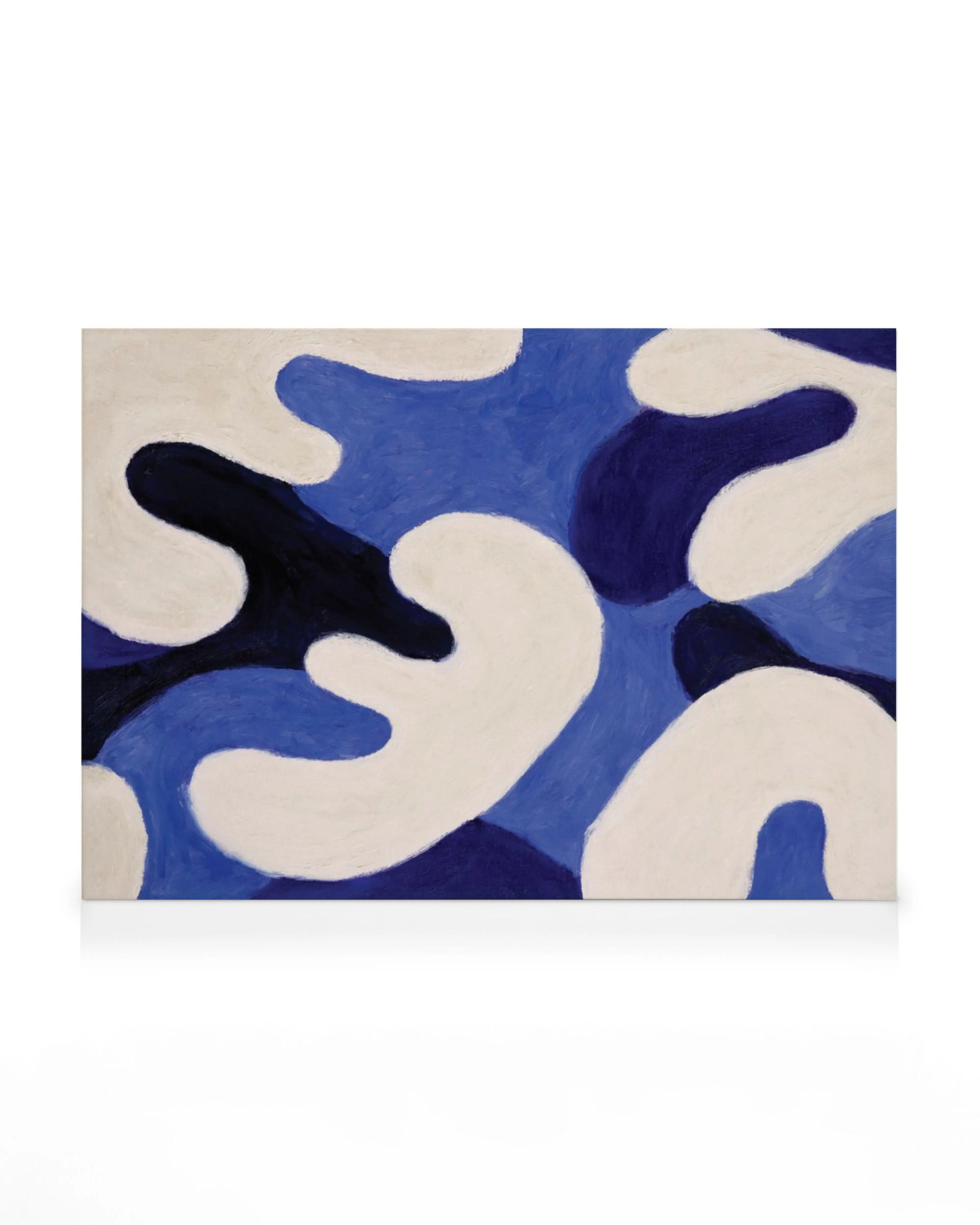 Abstract canvas met organische, golvende vormen in blauwtinten, donkerblauw en gebroken wit.