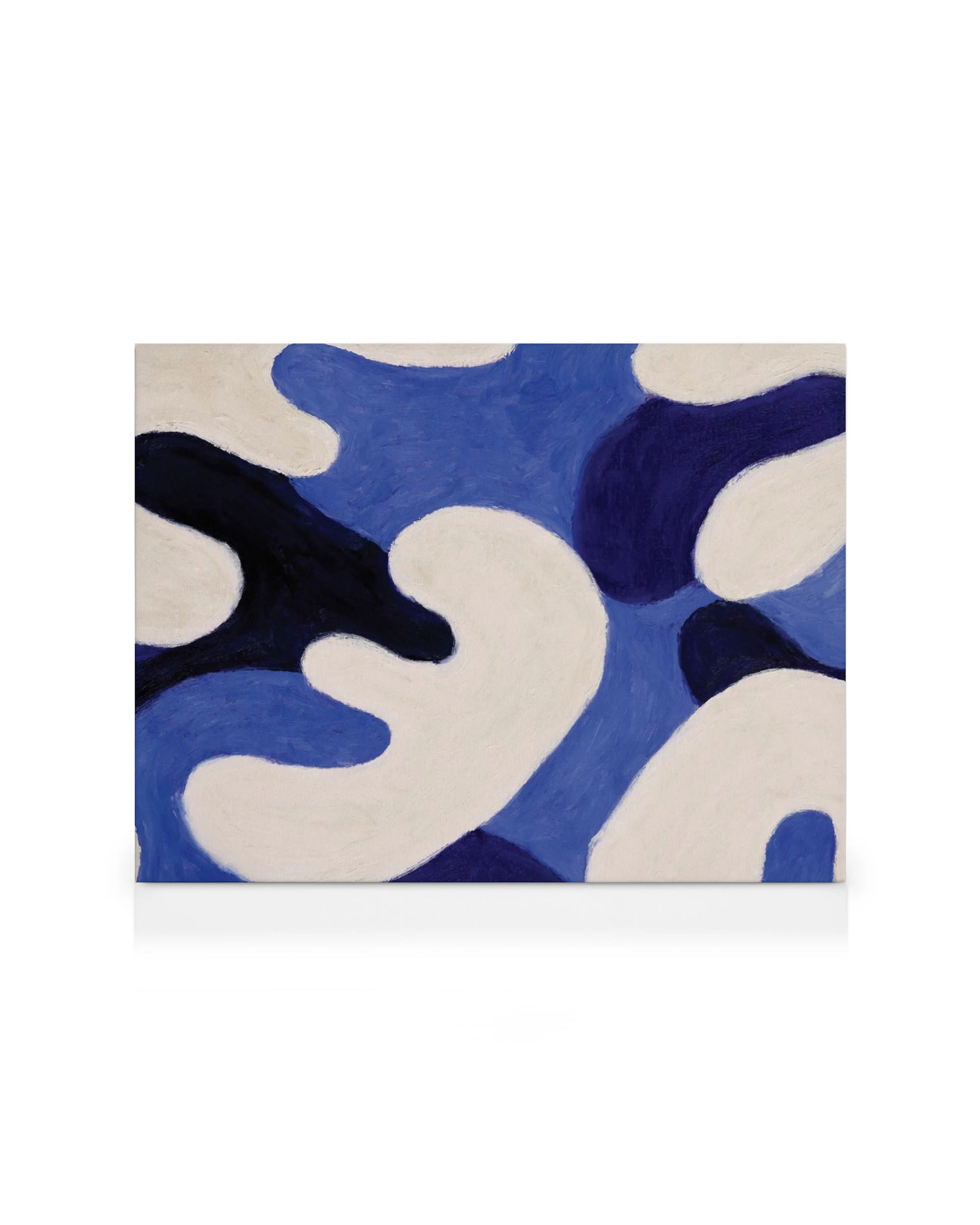 Tela decorativa com padrão abstrato de formas orgânicas brancas, azuis e azuis-escuras, inspiradas em camuflagem.