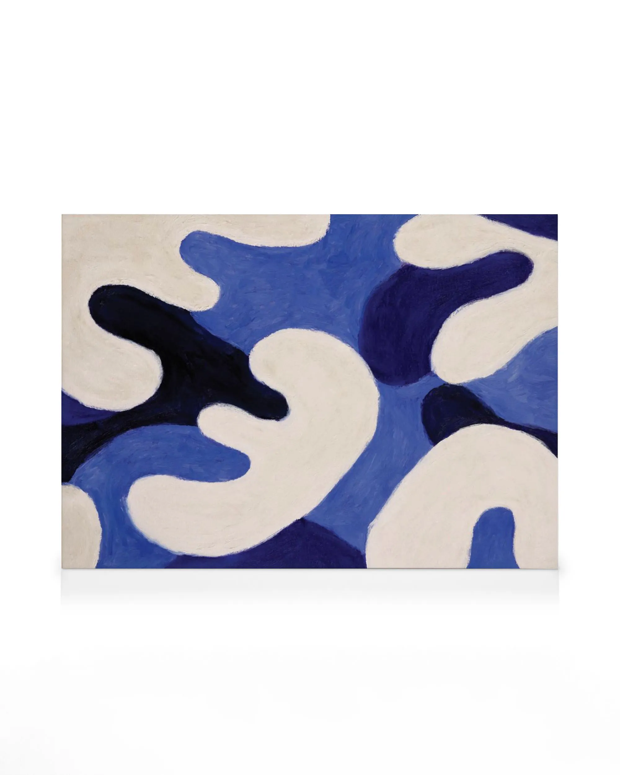 Stampa su tela con forme astratte di colore bianco, blu e blu scuro che si sovrappongono.
