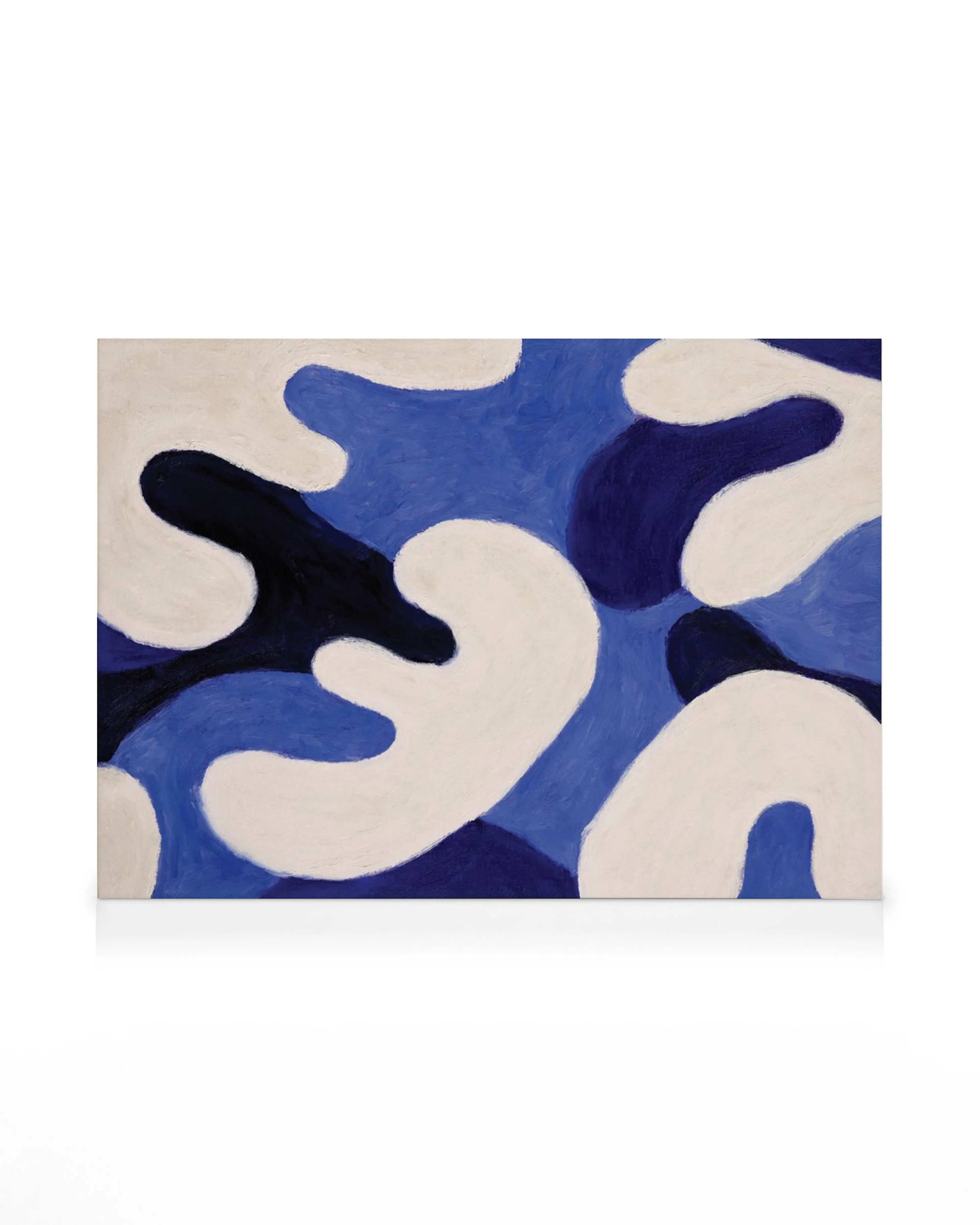 Stampa su tela con forme astratte di colore bianco, blu e blu scuro che si sovrappongono.