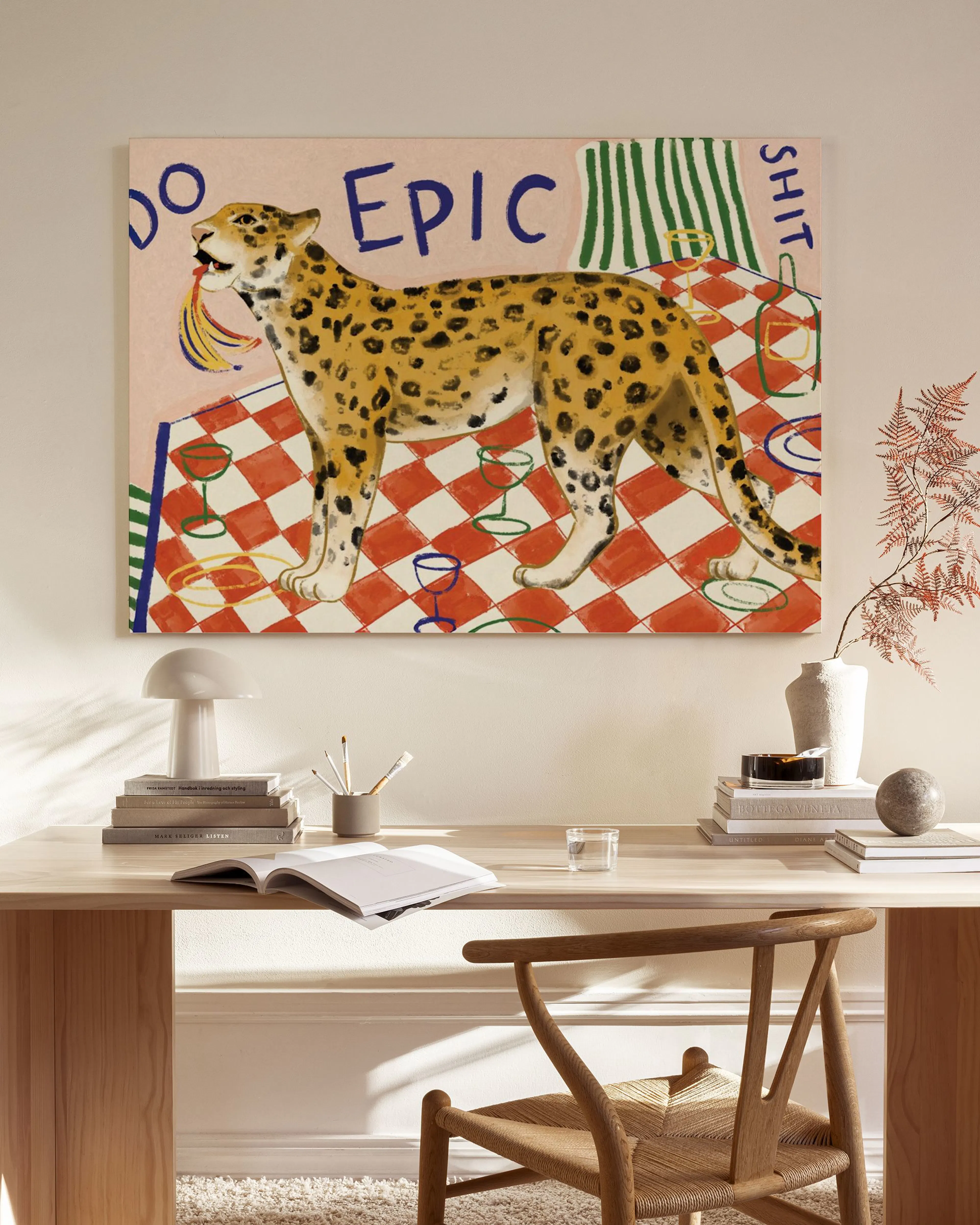 Toile dun guépard sur une nappe à carreaux rouges et blancs, avec le texte DO EPIC SHIT, dans un salon moderne.