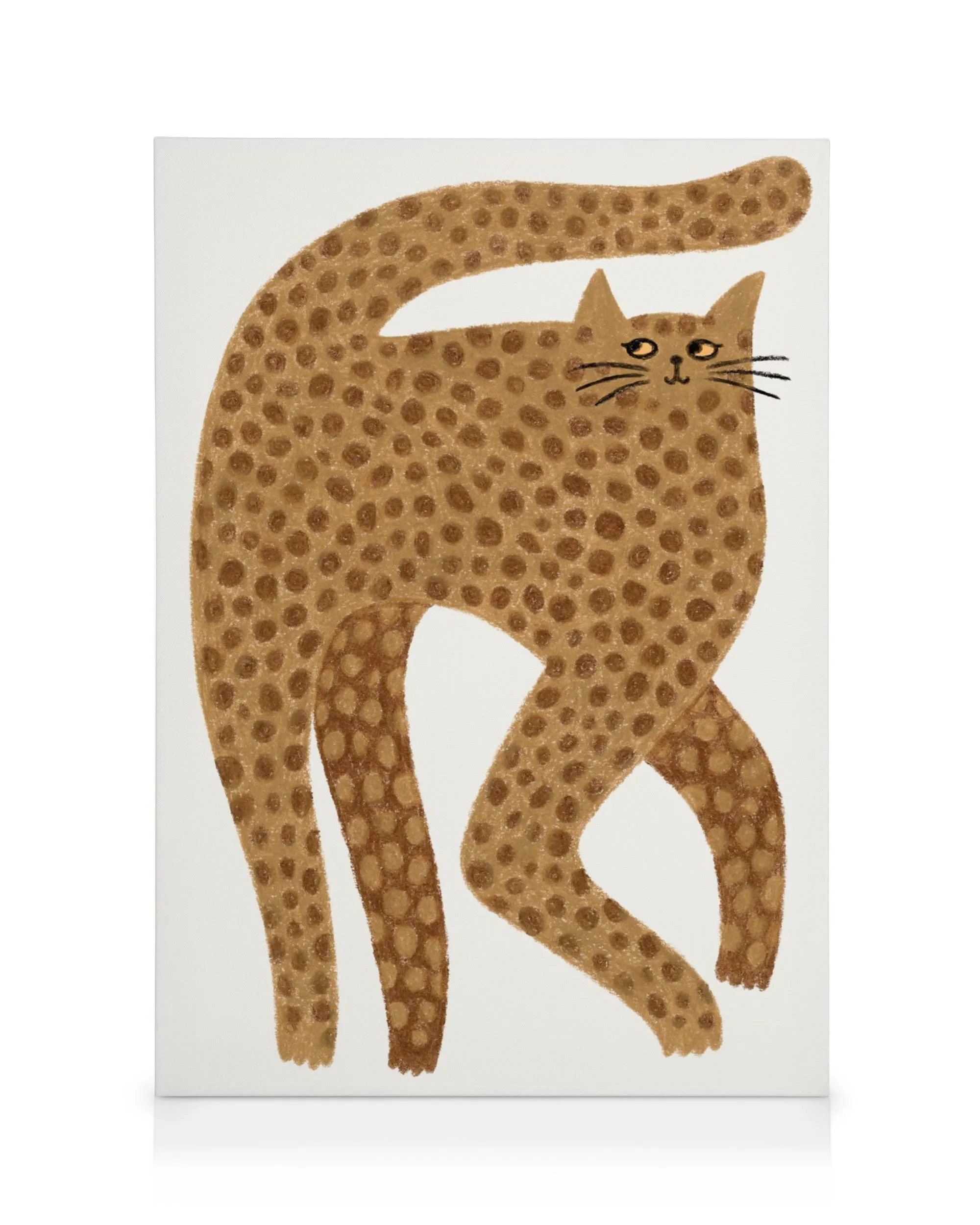 Een canvas met een speels geïllustreerde bruine kat met donkere stippen en een opgerichte staart.