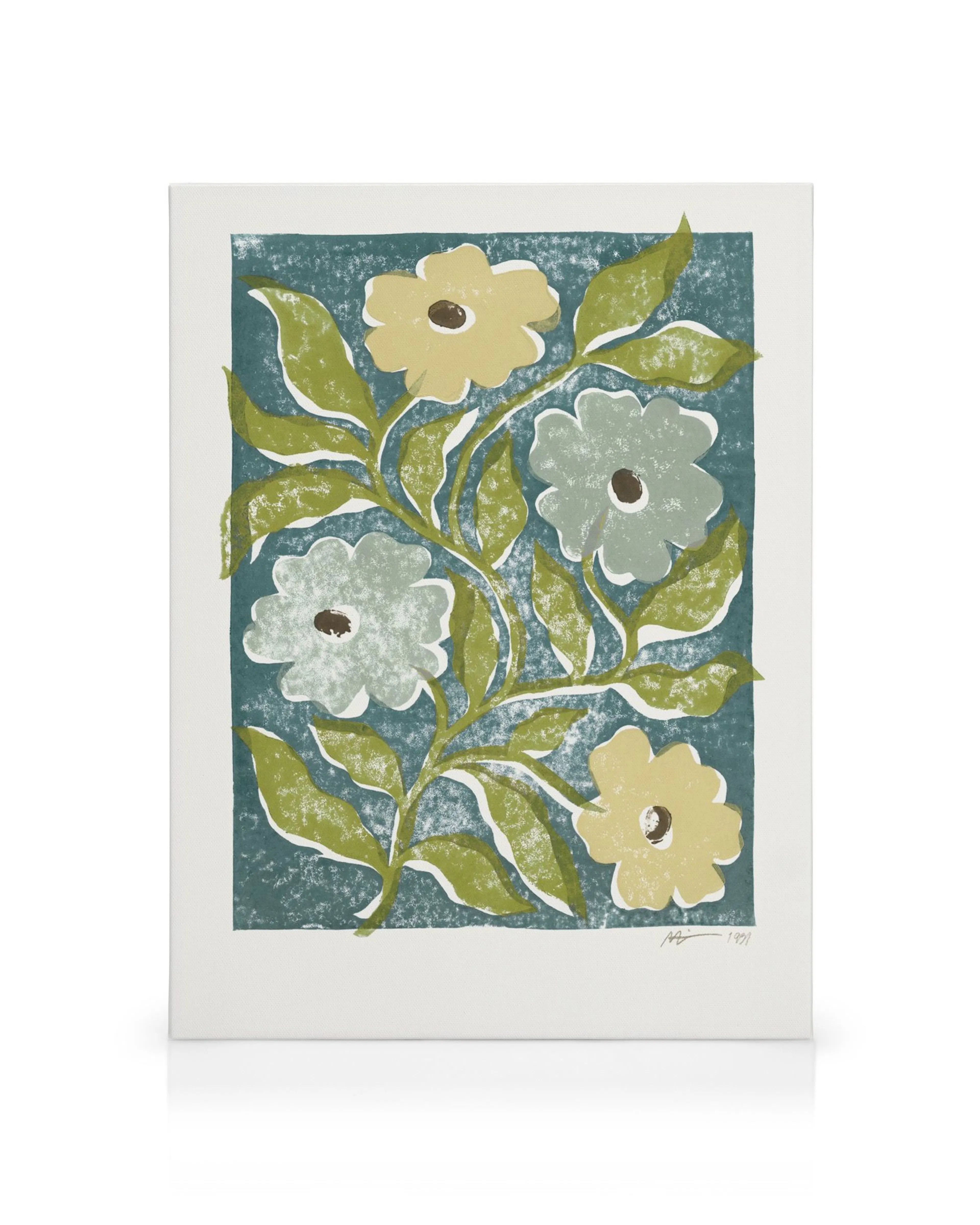 Leinwandbild mit floralem Muster von blassgelben und hellblauen Blüten mit grünen Blättern auf dunklem Hintergrund.