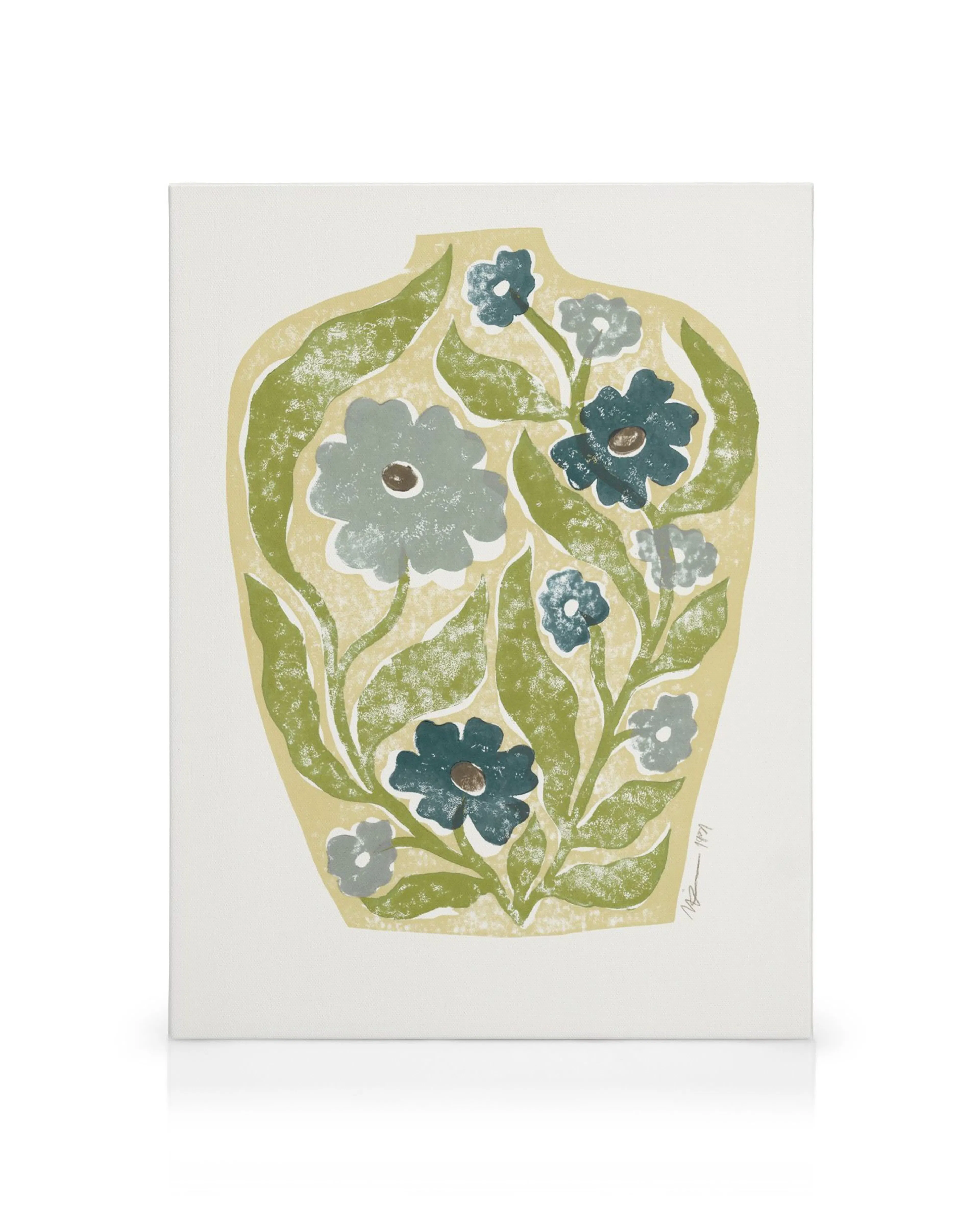 Canvas met een lichtbeige vaas gevuld met blauwe en groene bloemen en bladeren in een houtsnede-stijl.