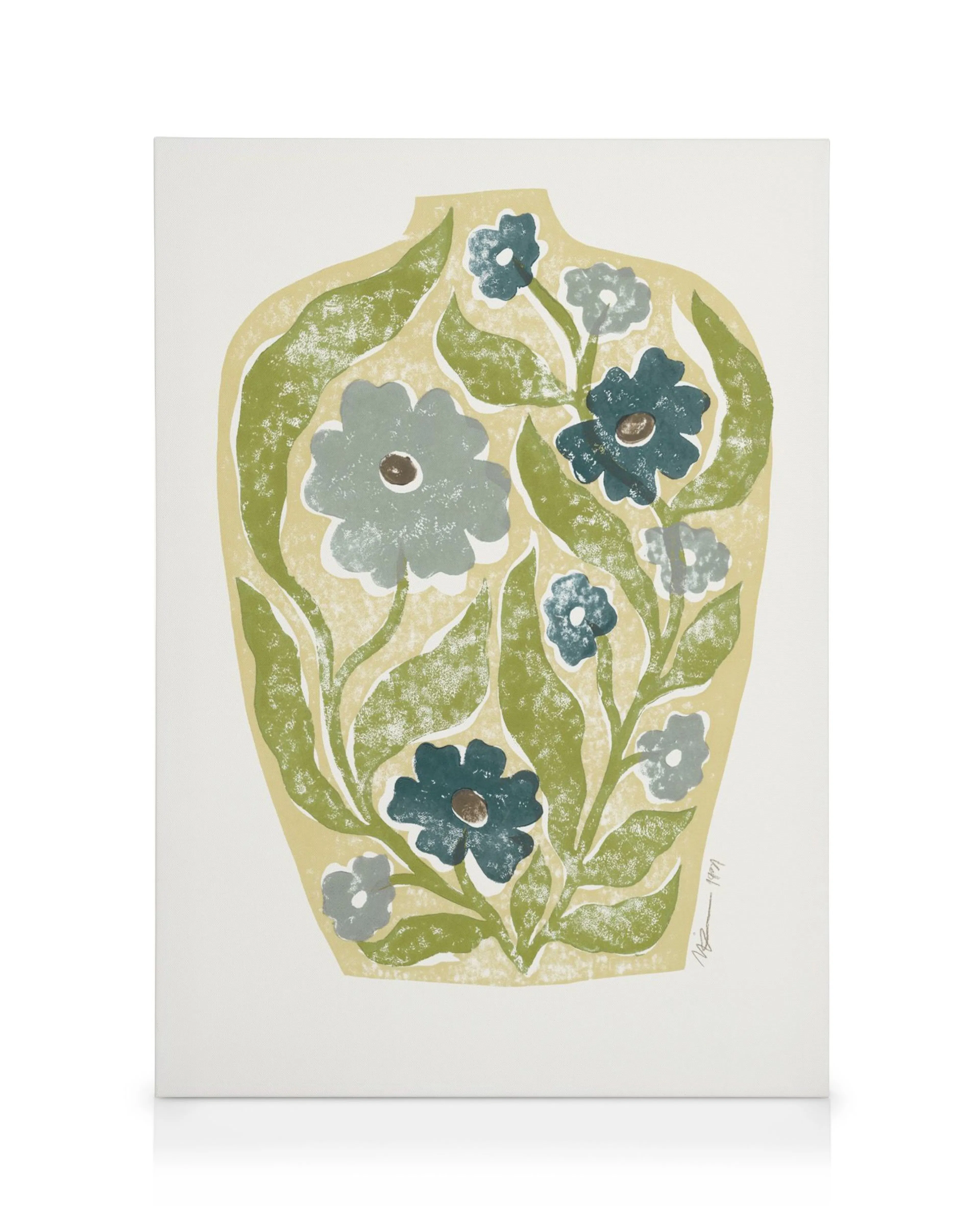 Tela decorativa com ilustração de um vaso bege preenchido com folhas verdes e flores azuis e cinzentas.