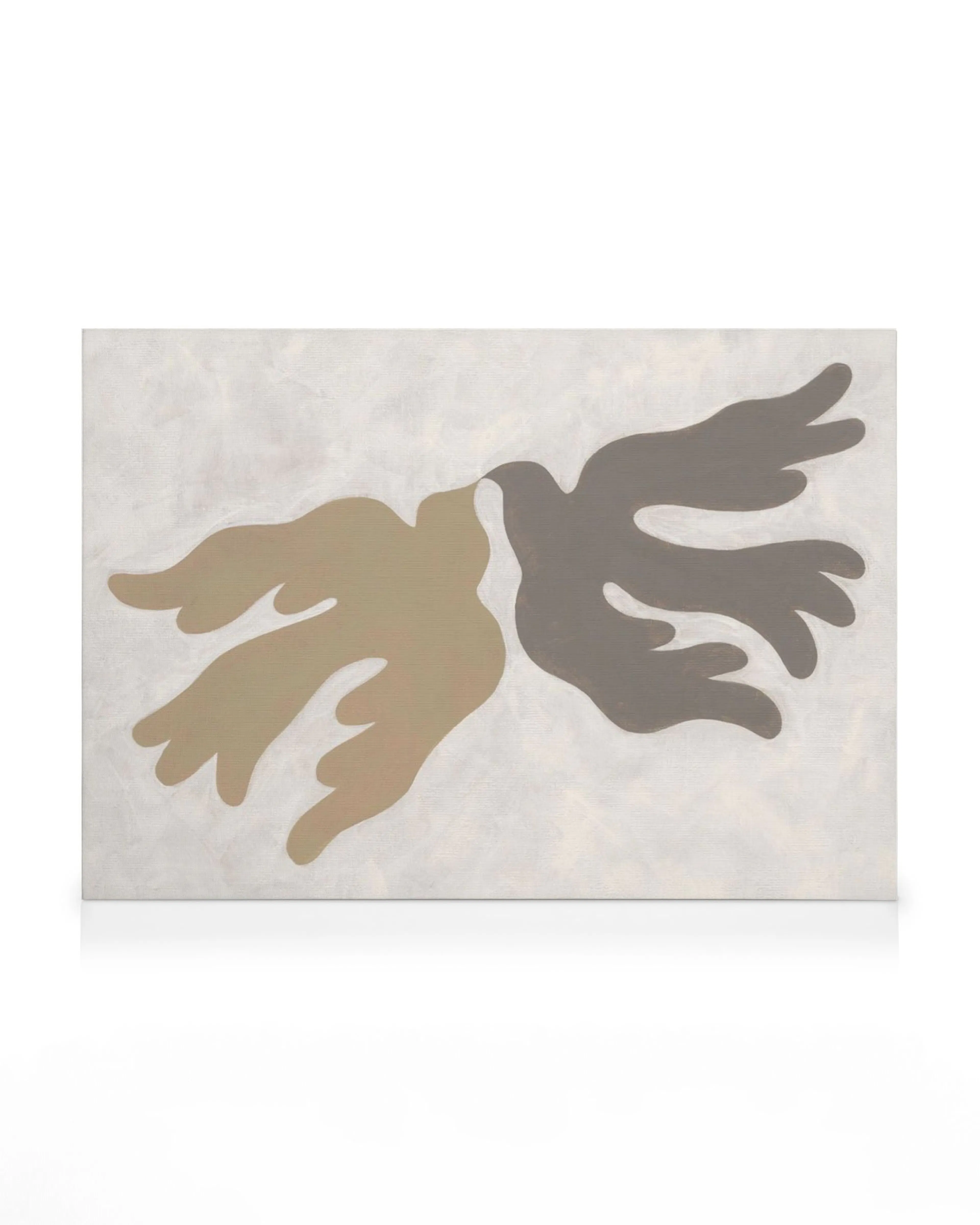 Lienzo de dos siluetas de pájaros abstractas, una beige y otra gris, besándose sobre un fondo claro.