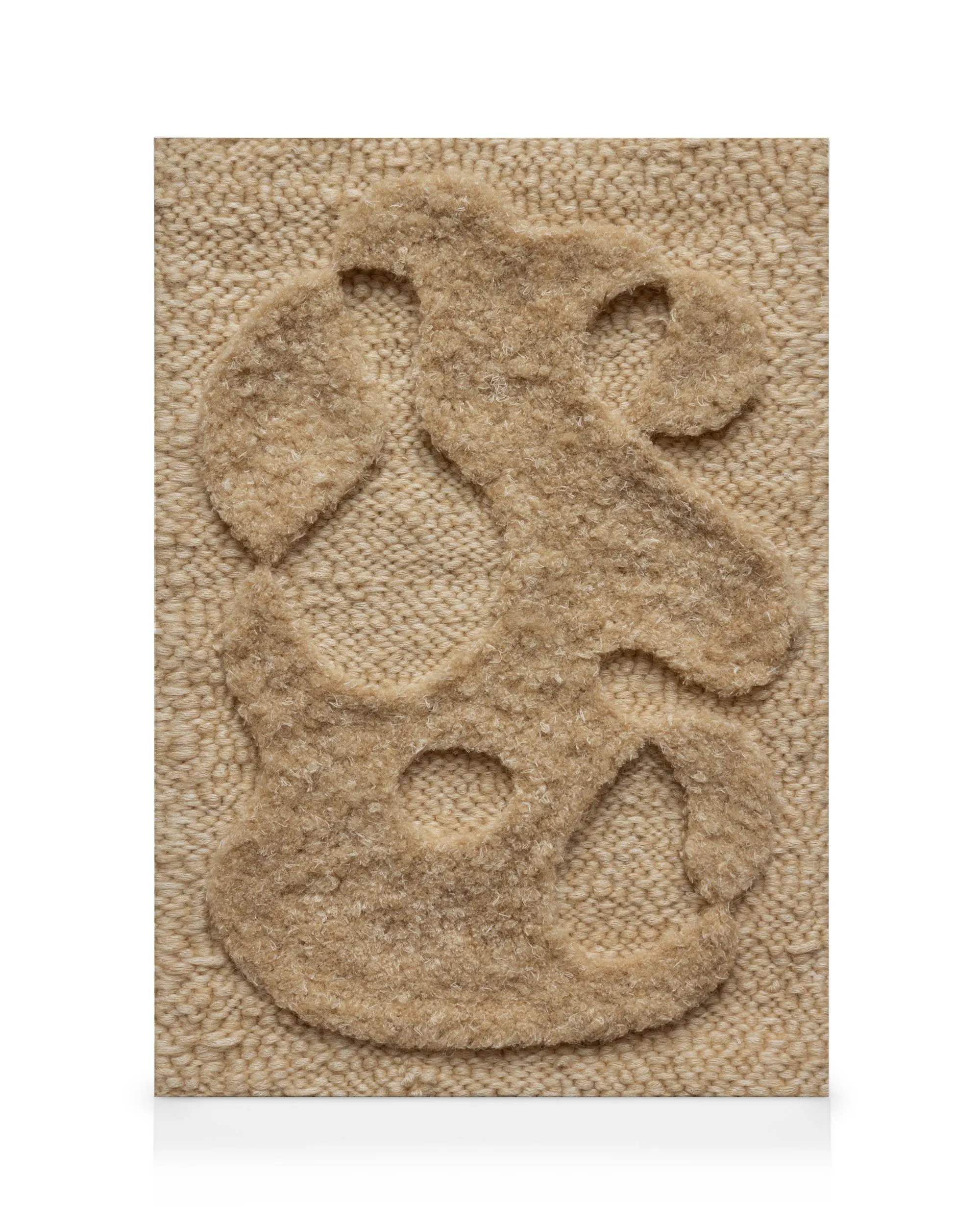 Tela decorativa com textura de lã bege e detalhes em relevo que formam figuras abstratas e orgânicas.