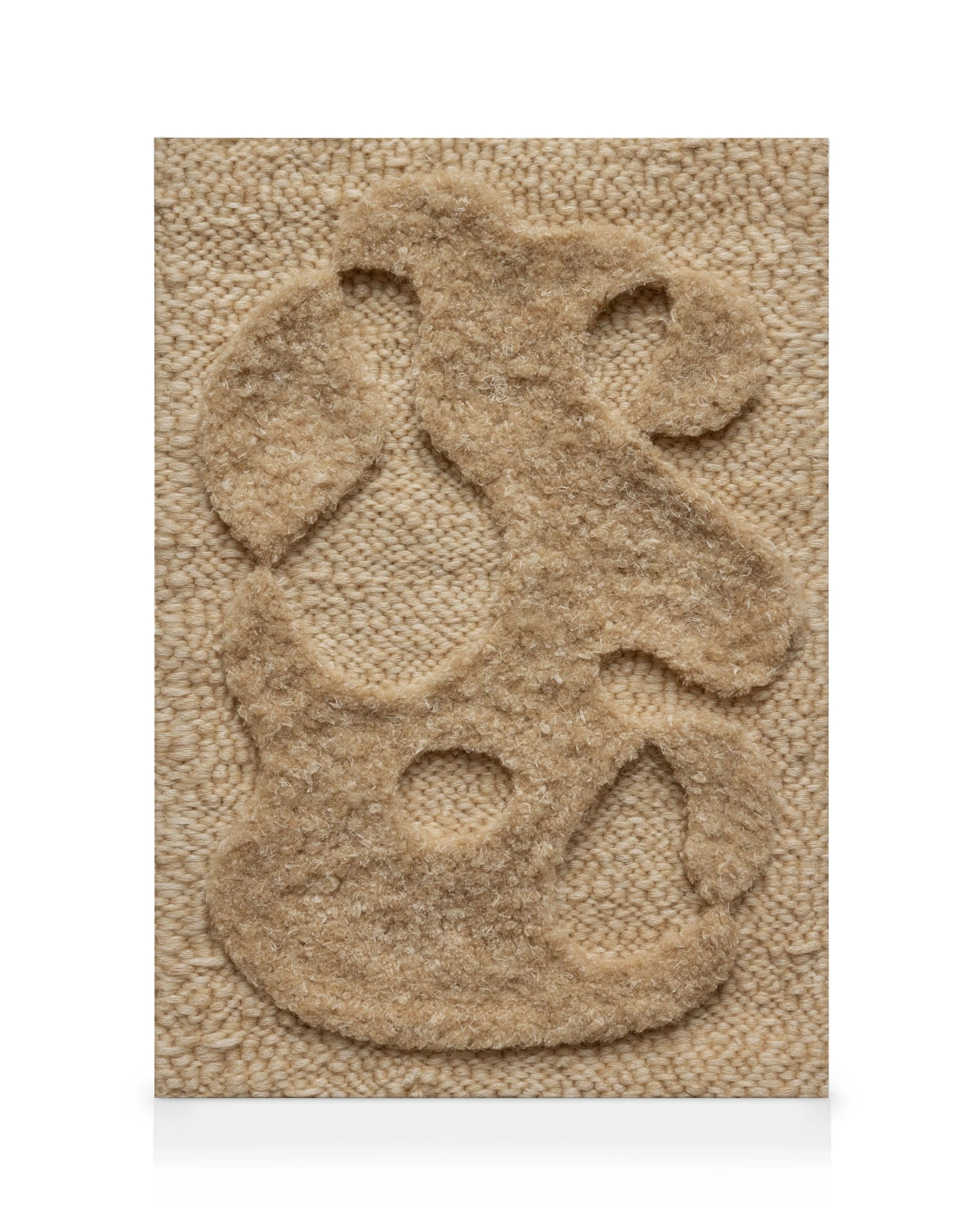 Tela decorativa com textura de lã bege e detalhes em relevo que formam figuras abstratas e orgânicas.