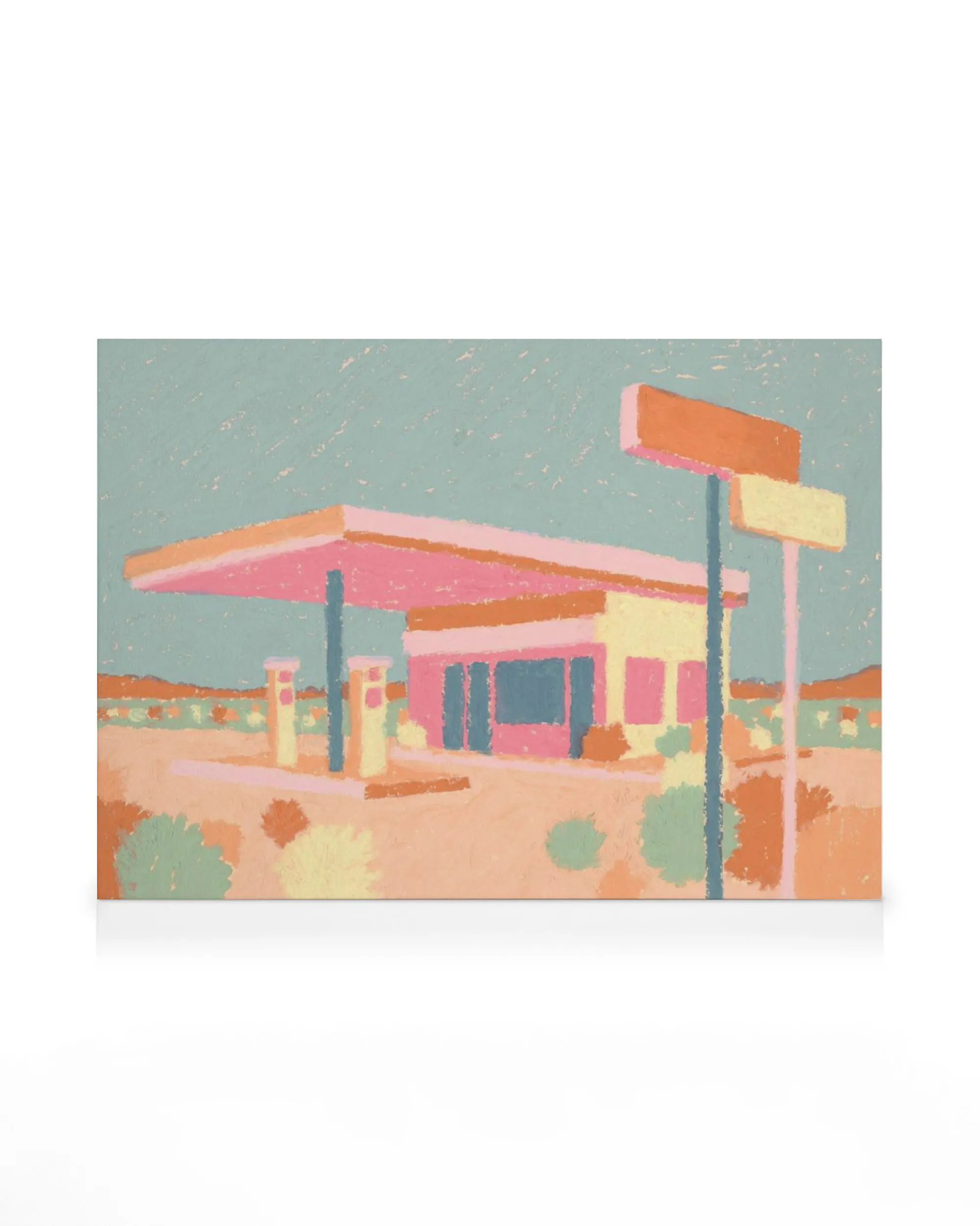 Tela decorativa com uma estação de serviço no deserto em tons pastel de rosa, amarelo e azul, com arbustos e céu azul-claro.