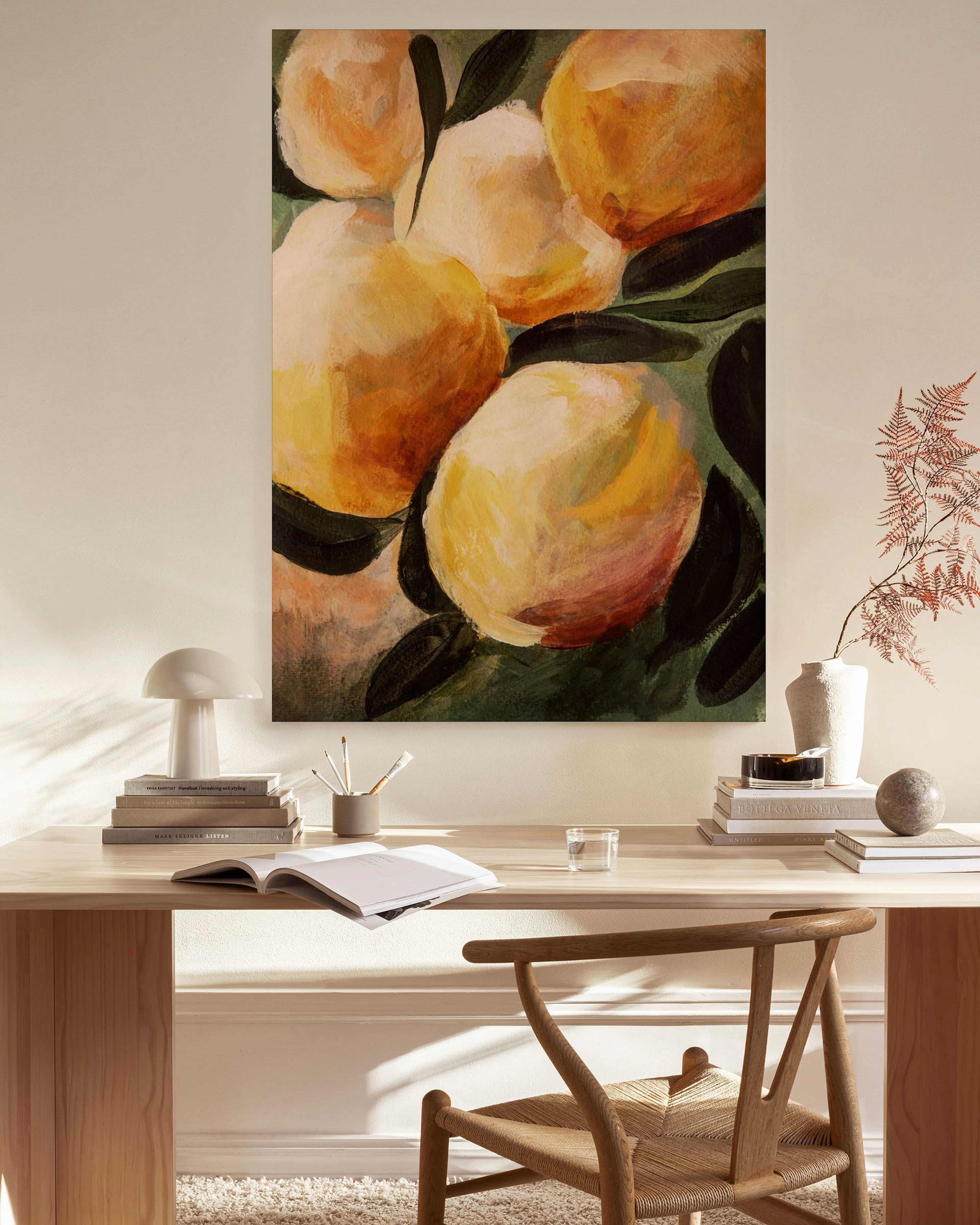 Leinwandbild mit pastellfarbenen Zitronen auf dunklem Hintergrund, hängend über einem Sideboard in einem Wohnzimmer.