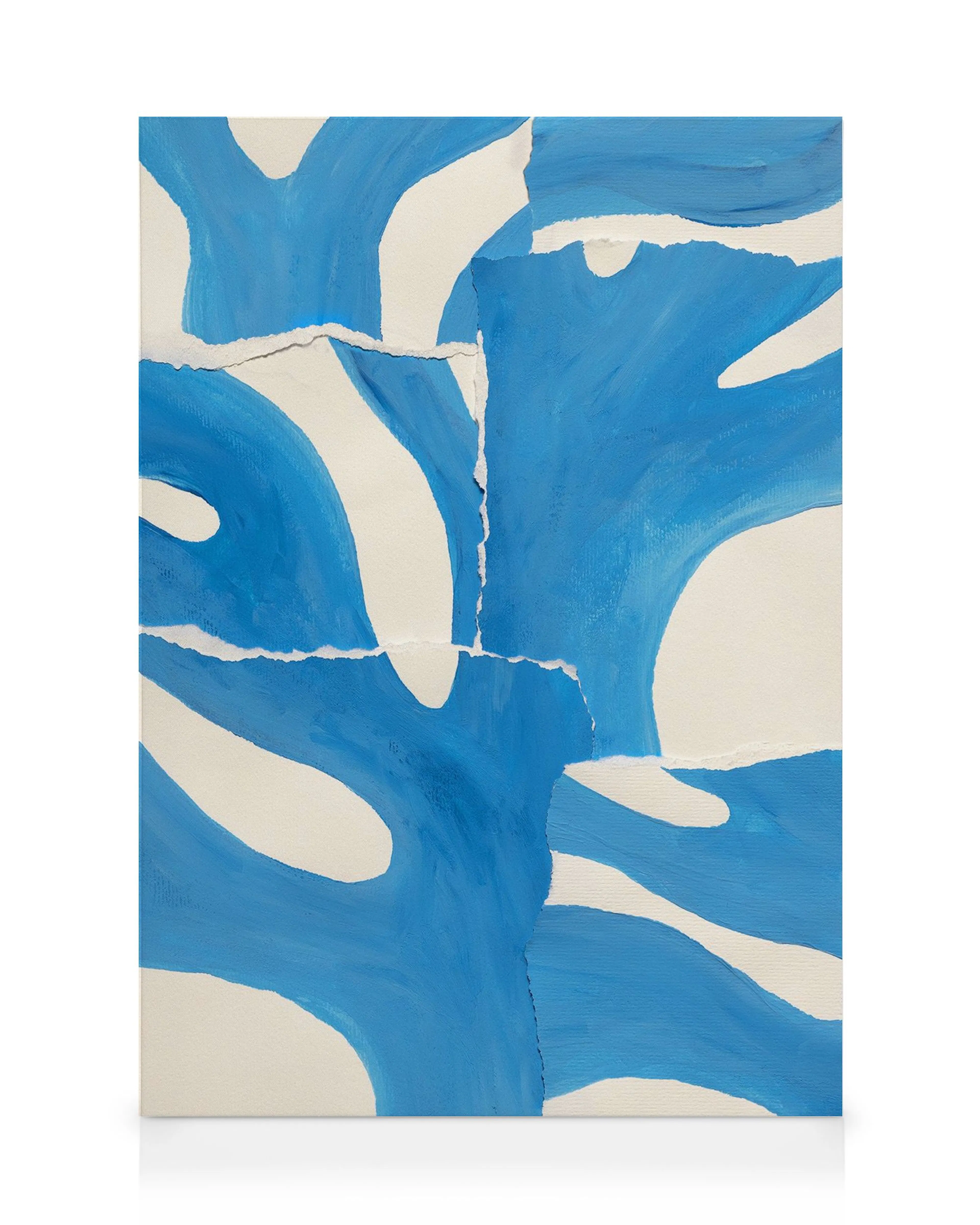 Toile abstraite bleue et blanche avec formes organiques et bords déchirés rappelant un collage.